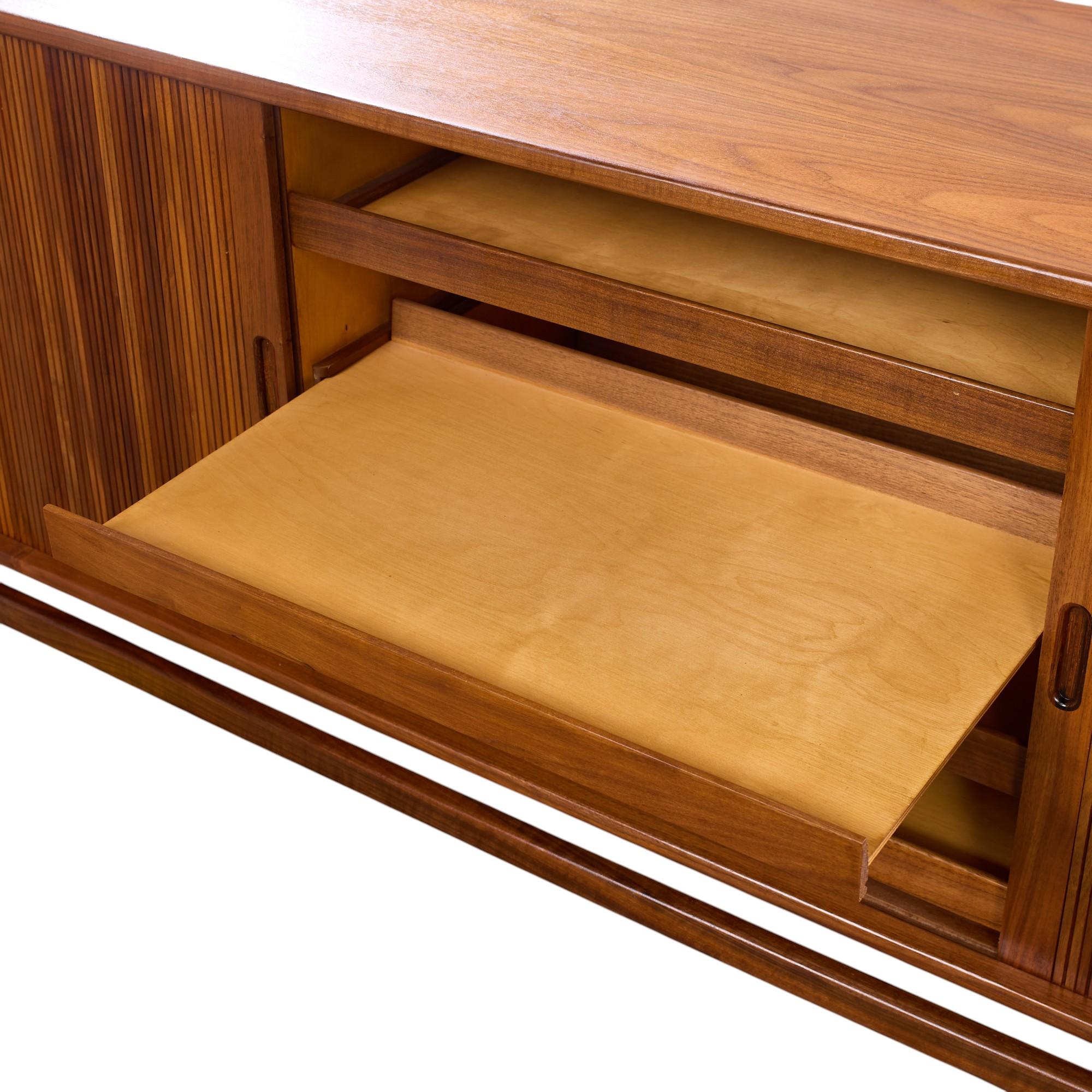 Richard Thompson per Glenn of California Credenza a tamburo in legno di noce del Medioevo in vendita 4