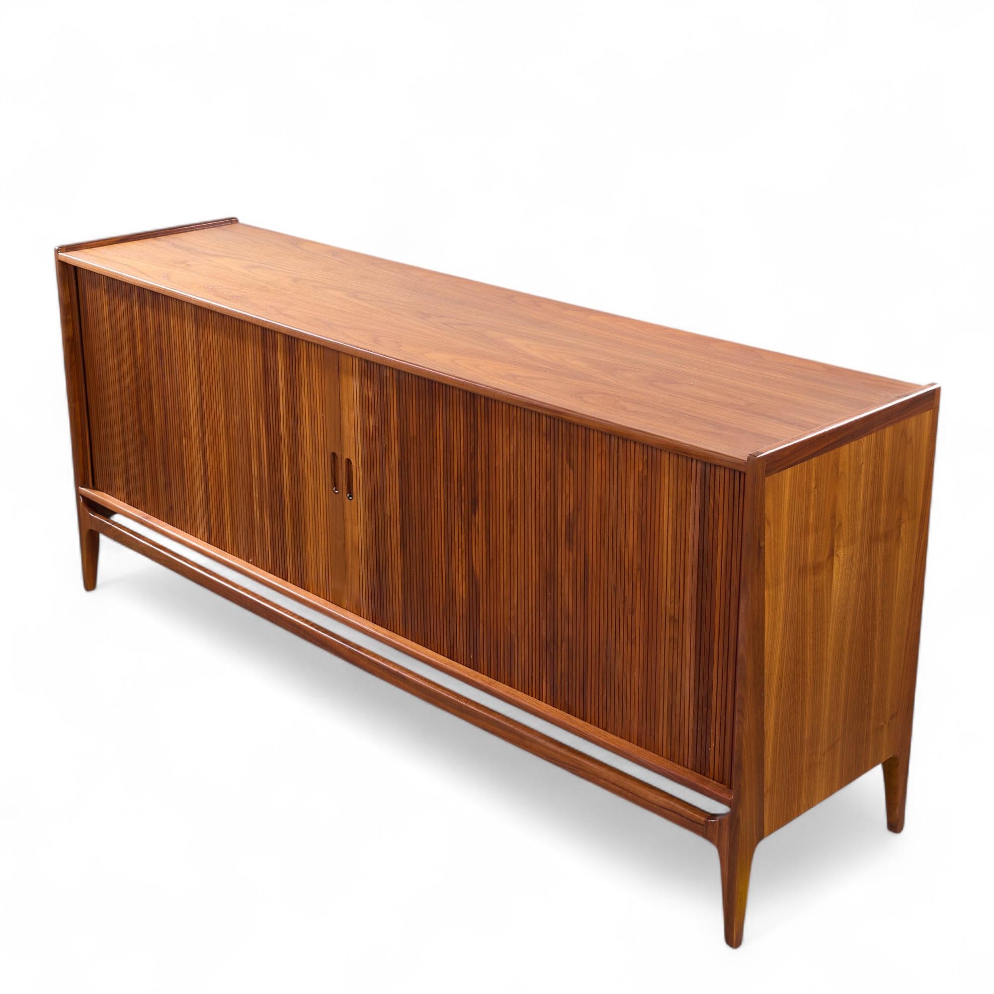 Richard Thompson per Glenn of California Credenza a tamburo in legno di noce del Medioevo in vendita 5