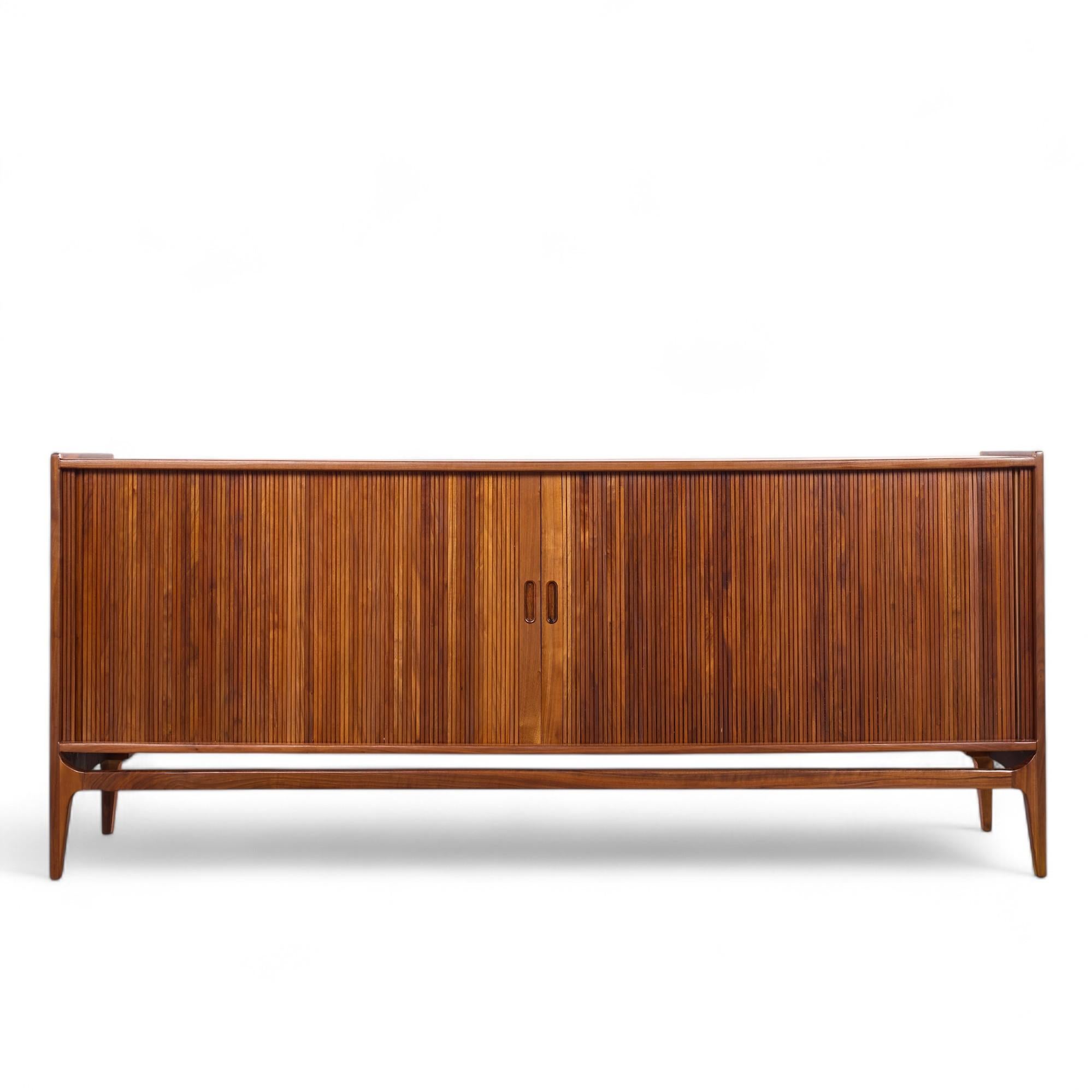 Richard Thompson per Glenn of California Credenza a tamburo in legno di noce del Medioevo

Questa credenza misura: 71,25 larghezza x 18 profondità x 30,5 pollici di altezza

Tutti i mobili possono essere acquistati in quello che noi chiamiamo stato