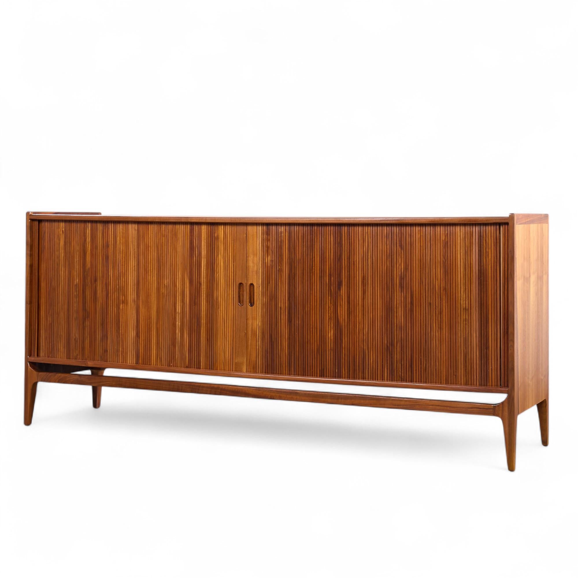 Mid-Century moderno Richard Thompson per Glenn of California Credenza a tamburo in legno di noce del Medioevo in vendita