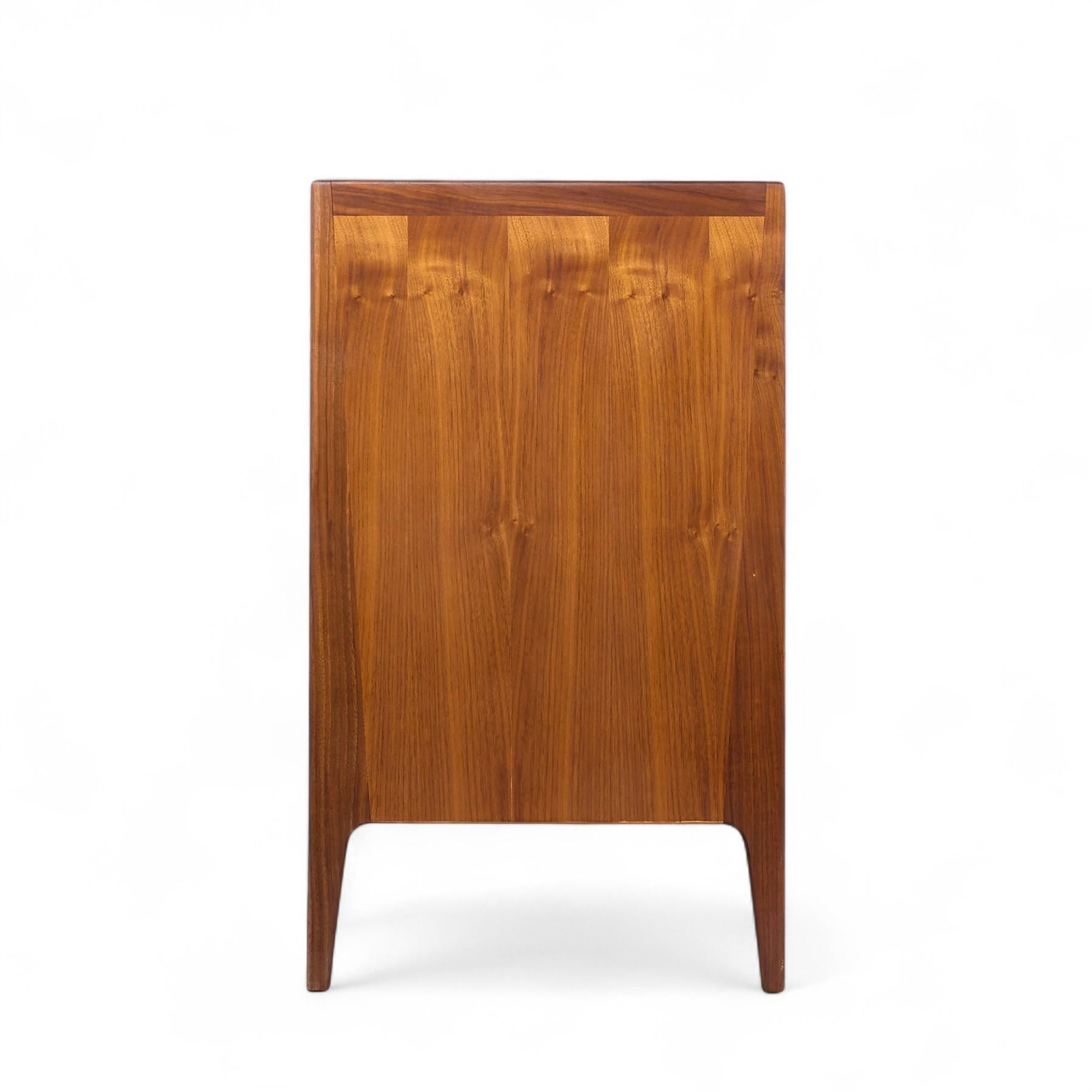 Richard Thompson per Glenn of California Credenza a tamburo in legno di noce del Medioevo In condizioni buone in vendita a Countryside, IL