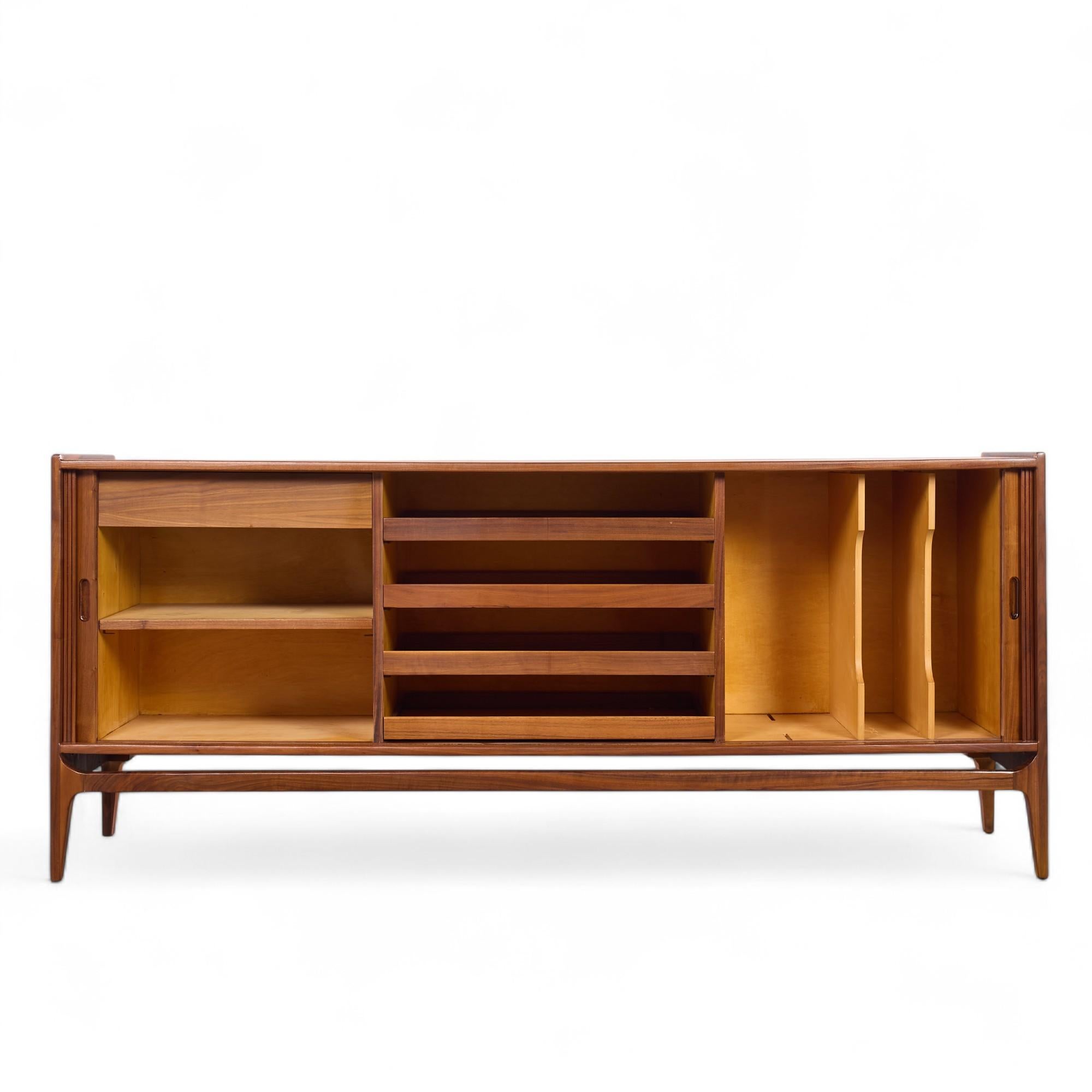 XX secolo Richard Thompson per Glenn of California Credenza a tamburo in legno di noce del Medioevo in vendita