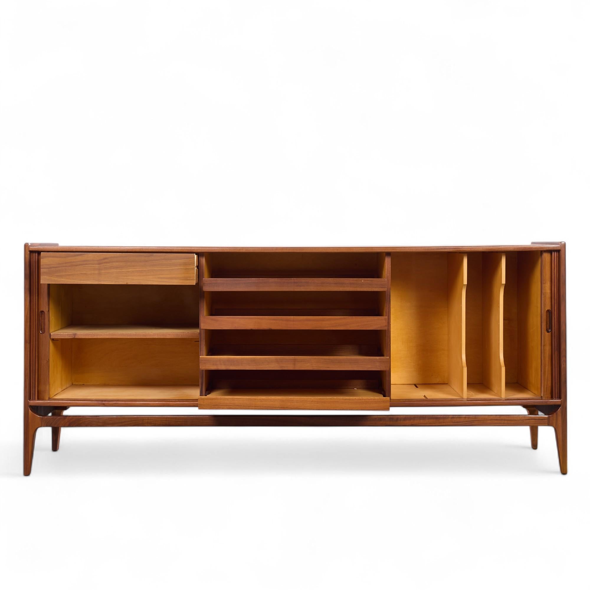 Noce Richard Thompson per Glenn of California Credenza a tamburo in legno di noce del Medioevo in vendita