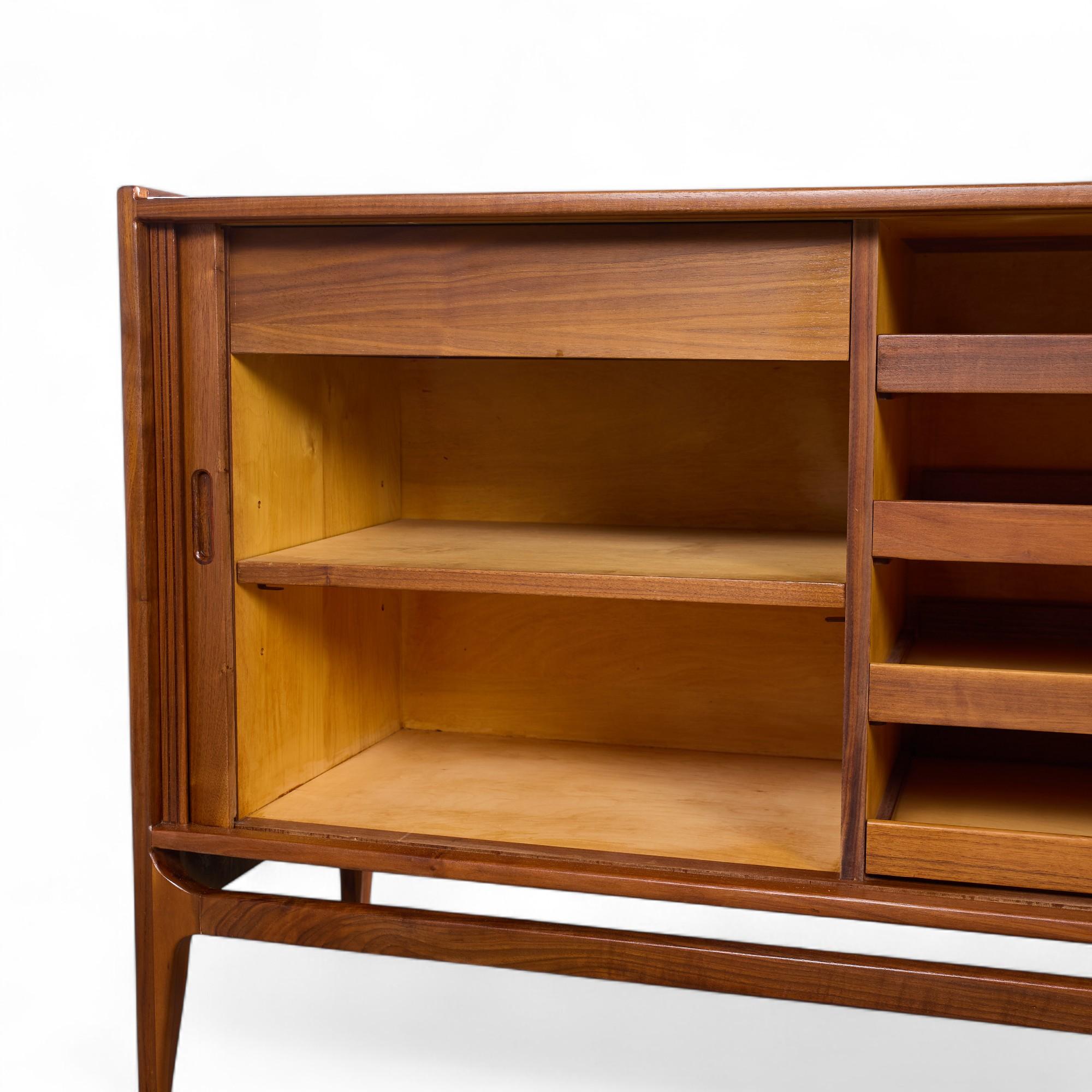 Richard Thompson per Glenn of California Credenza a tamburo in legno di noce del Medioevo in vendita 1