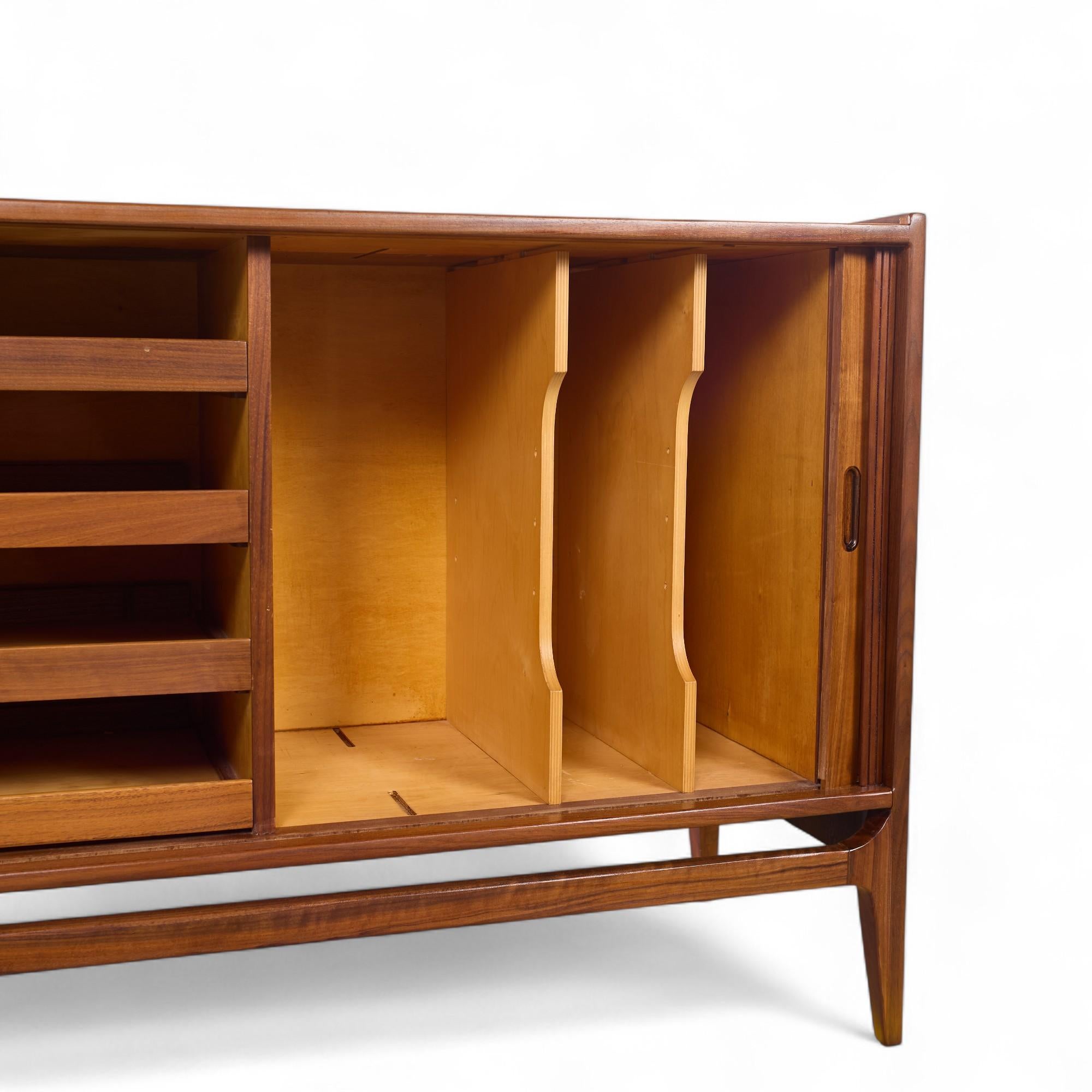Richard Thompson per Glenn of California Credenza a tamburo in legno di noce del Medioevo in vendita 2