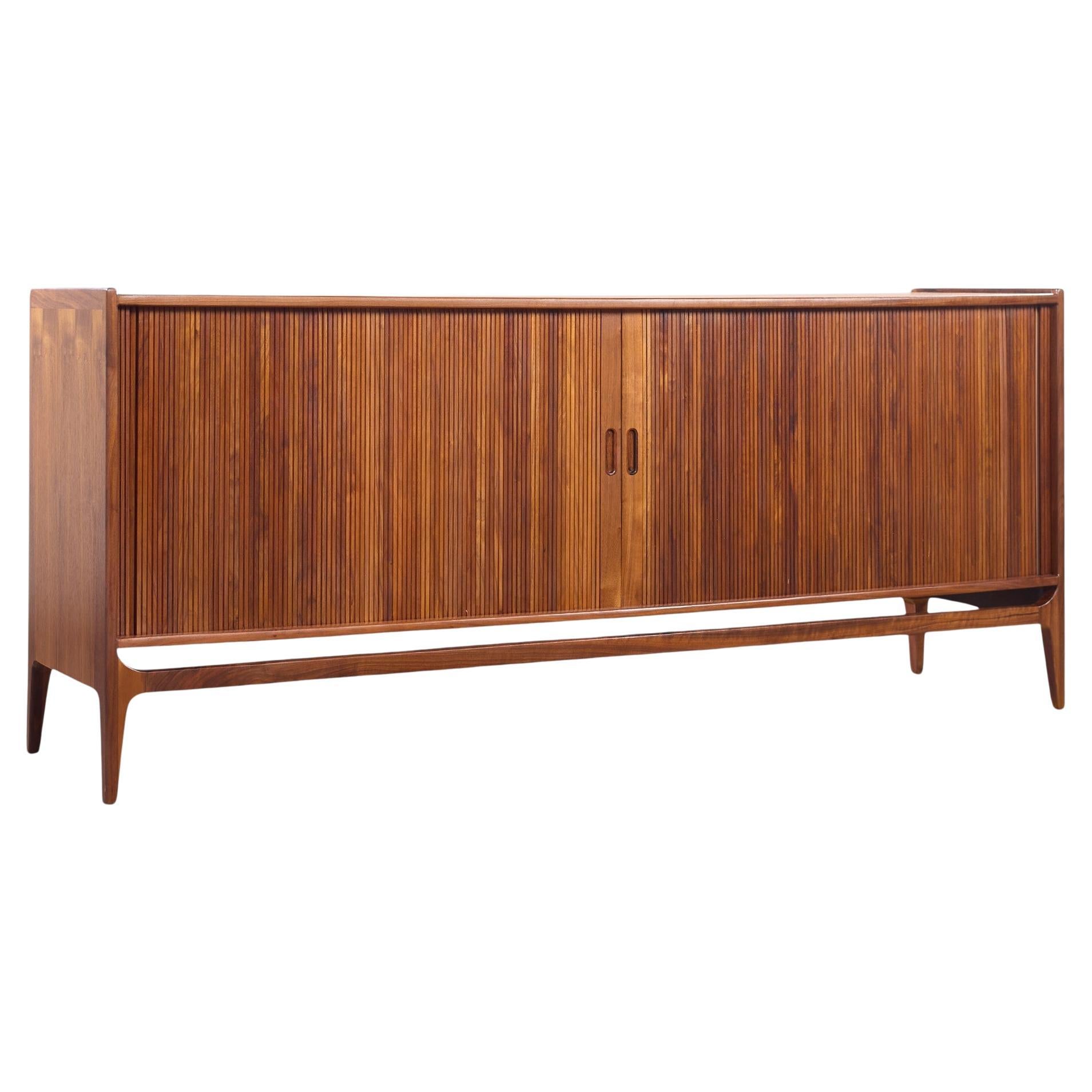 Richard Thompson per Glenn of California Credenza a tamburo in legno di noce del Medioevo in vendita