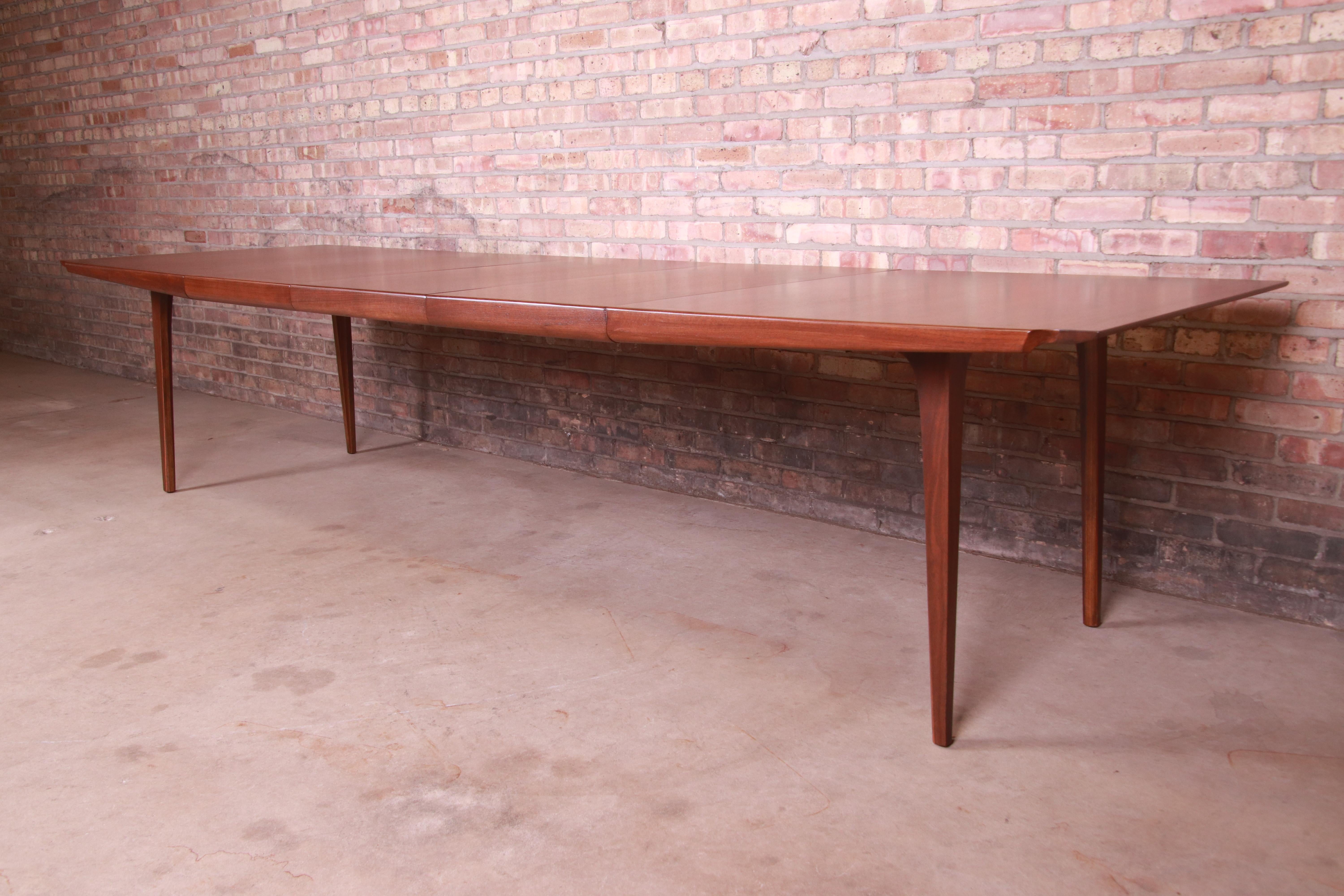 An exceptional Mid-Century Modern sculpted walnut extension dining table

By Richard Thompson for Glenn of California

Retailed by John Stuart

USA, 1960s

Measures: 67.25