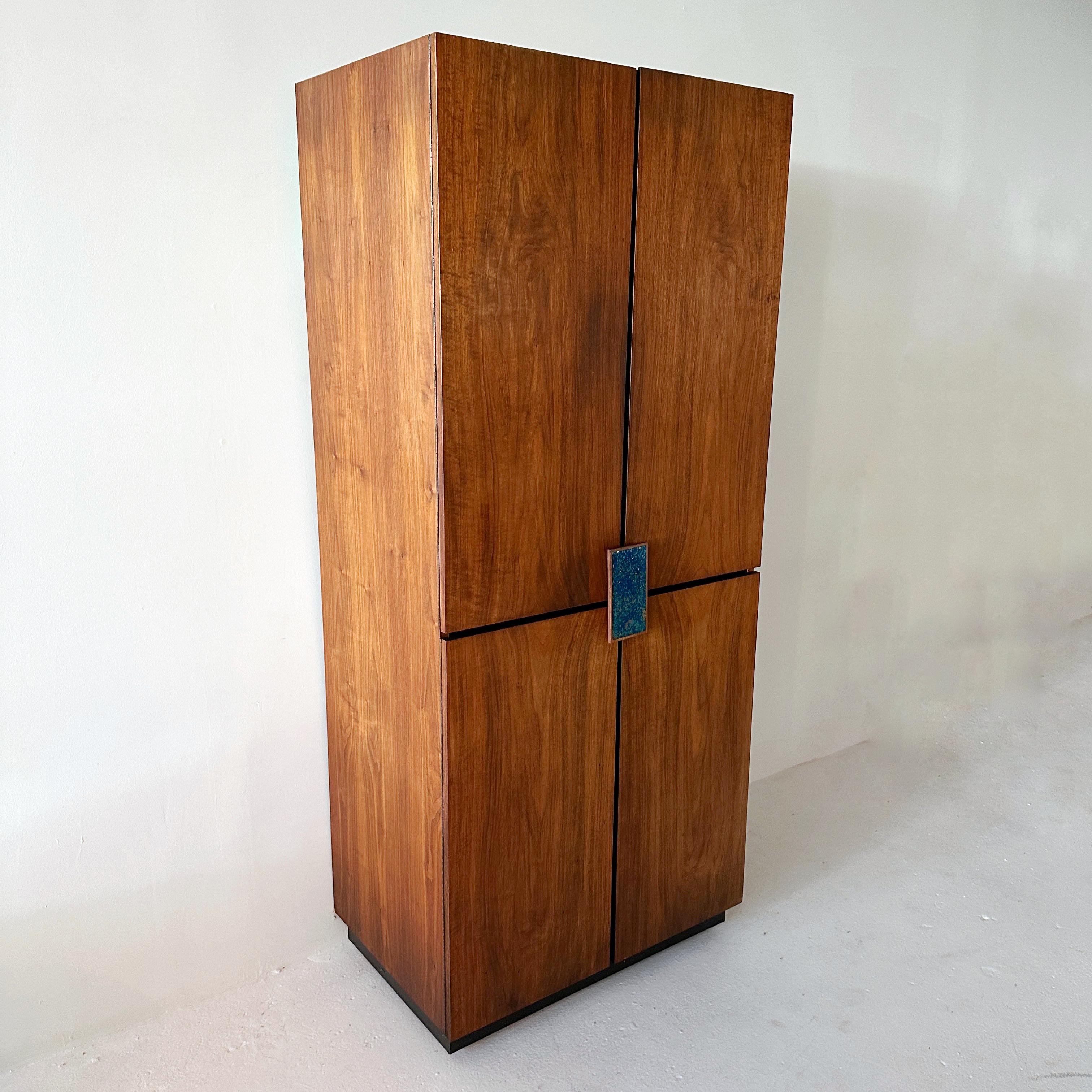 Mueble o barra estéreo Richard Thompson para Glenn of California, c. 1960. Esta pieza, un raro ejemplo del innovador diseño moderno californiano de Thompson, combina funcionalidad con una llamativa presencia visual. Construido en nogal con un