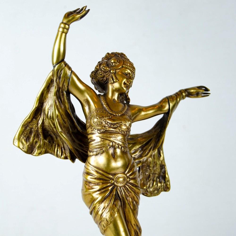 Österreichische vergoldete Bronzefigur einer orientalischen Frau, tanzend, Richard Thuss (Vergoldet) im Angebot