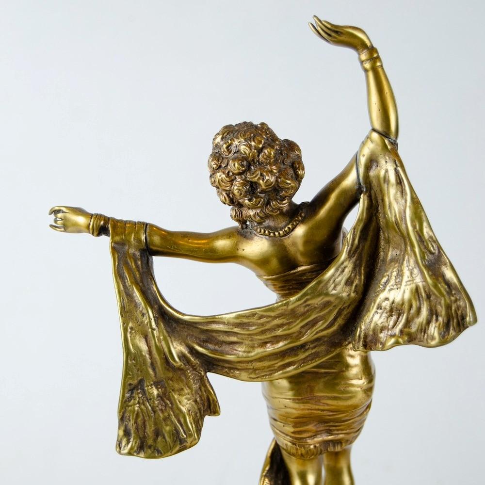 Österreichische vergoldete Bronzefigur einer orientalischen Frau, tanzend, Richard Thuss im Zustand „Gut“ im Angebot in Autonomous City Buenos Aires, CABA
