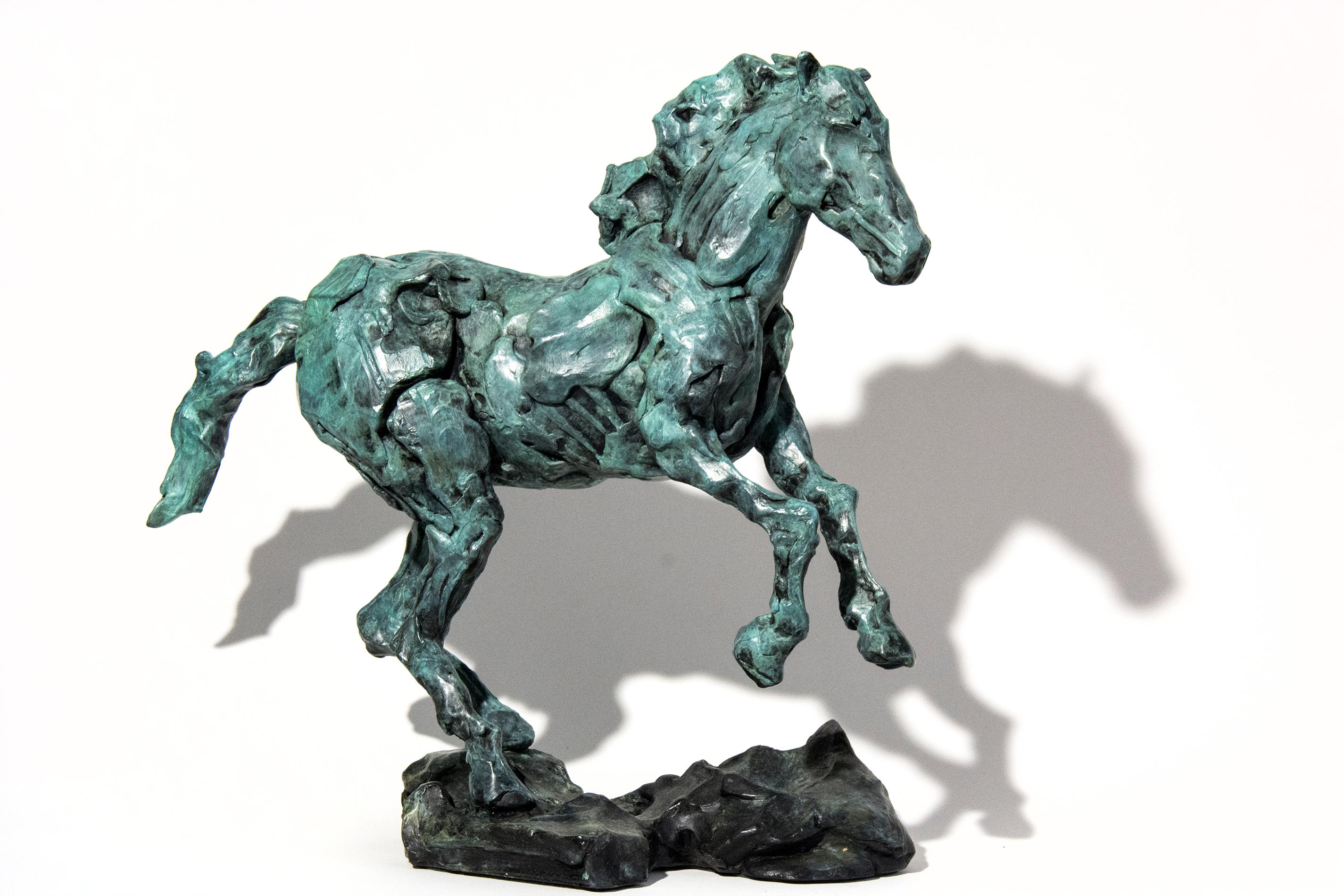 Horse Rearing Horse 3/12 - une statuette de cheval cabré en bronze patiné vif - Sculpture de Richard Tosczak