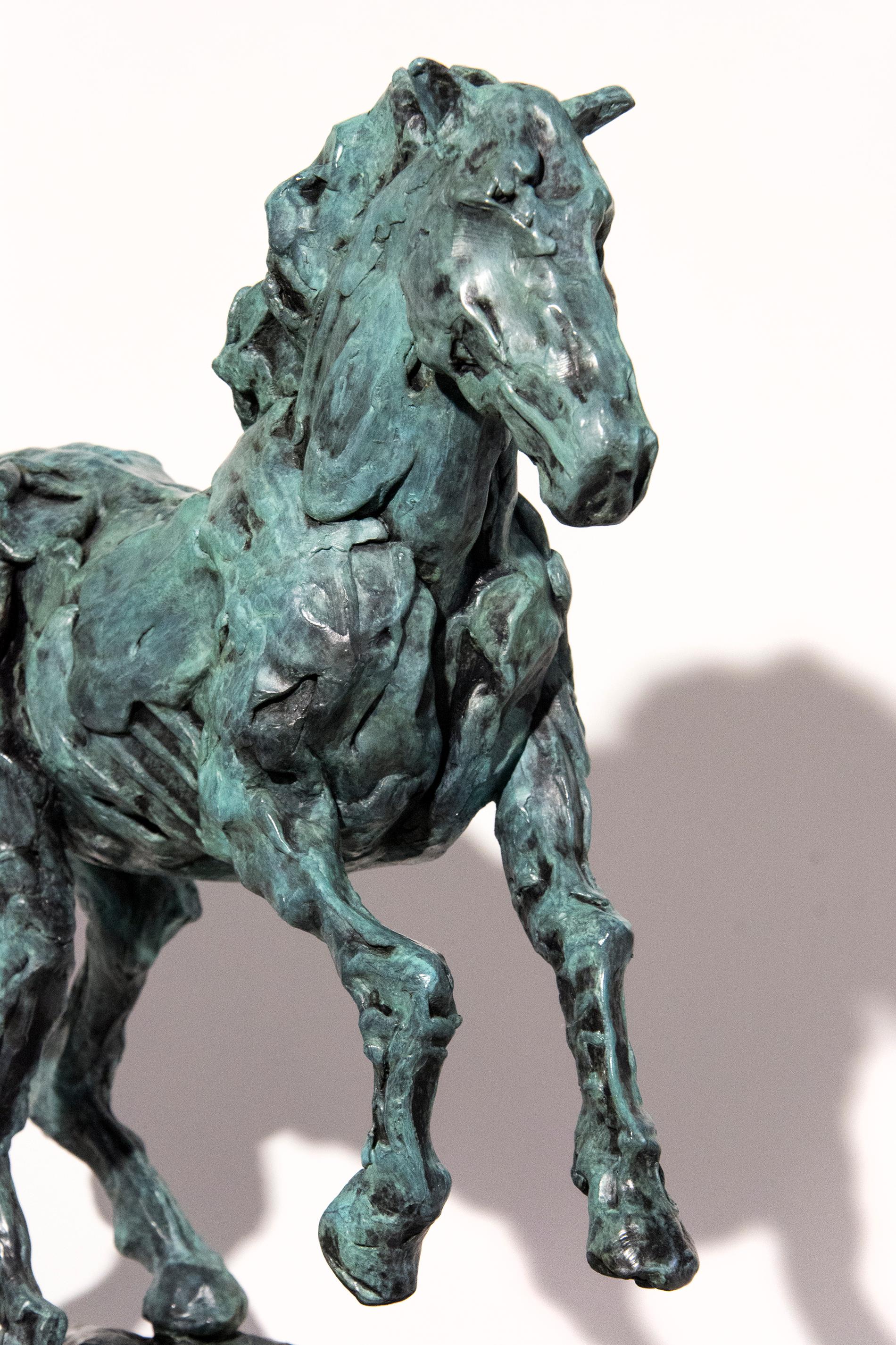 Cette statuette dynamique en bronze d'un cheval cabré est rendue dans une texture expressive avec une élégante patine verte. Le sculpteur Richard Tosczak commence nombre de ses sculptures par des études rapides à la plume et à l'encre qui évoluent