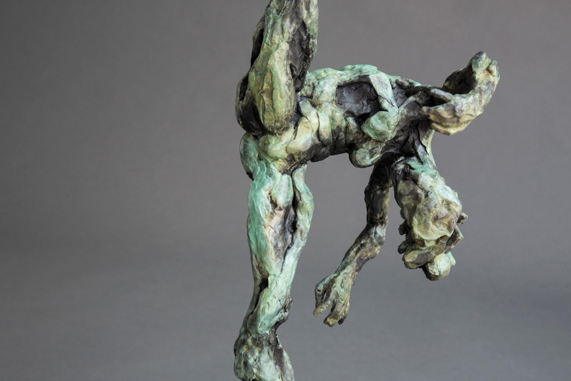 Femme danseuse nue - Sans titre n° 51 1/8 - statuette en bronze patiné représentant une femme nue - Or Figurative Sculpture par Richard Tosczak