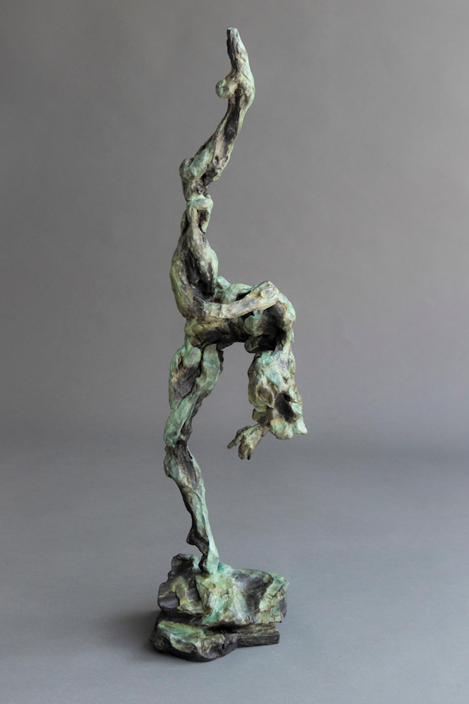 Die Bronzestatuette einer nackten Tänzerin mit spitzen Zehen, dünnen, ausgestreckten Beinen und gequältem Oberkörper wurde in rascher Folge mit Gesten geschaffen, die an Abstraktion grenzen. Der moderne und dynamische Formalismus, der vom Realismus