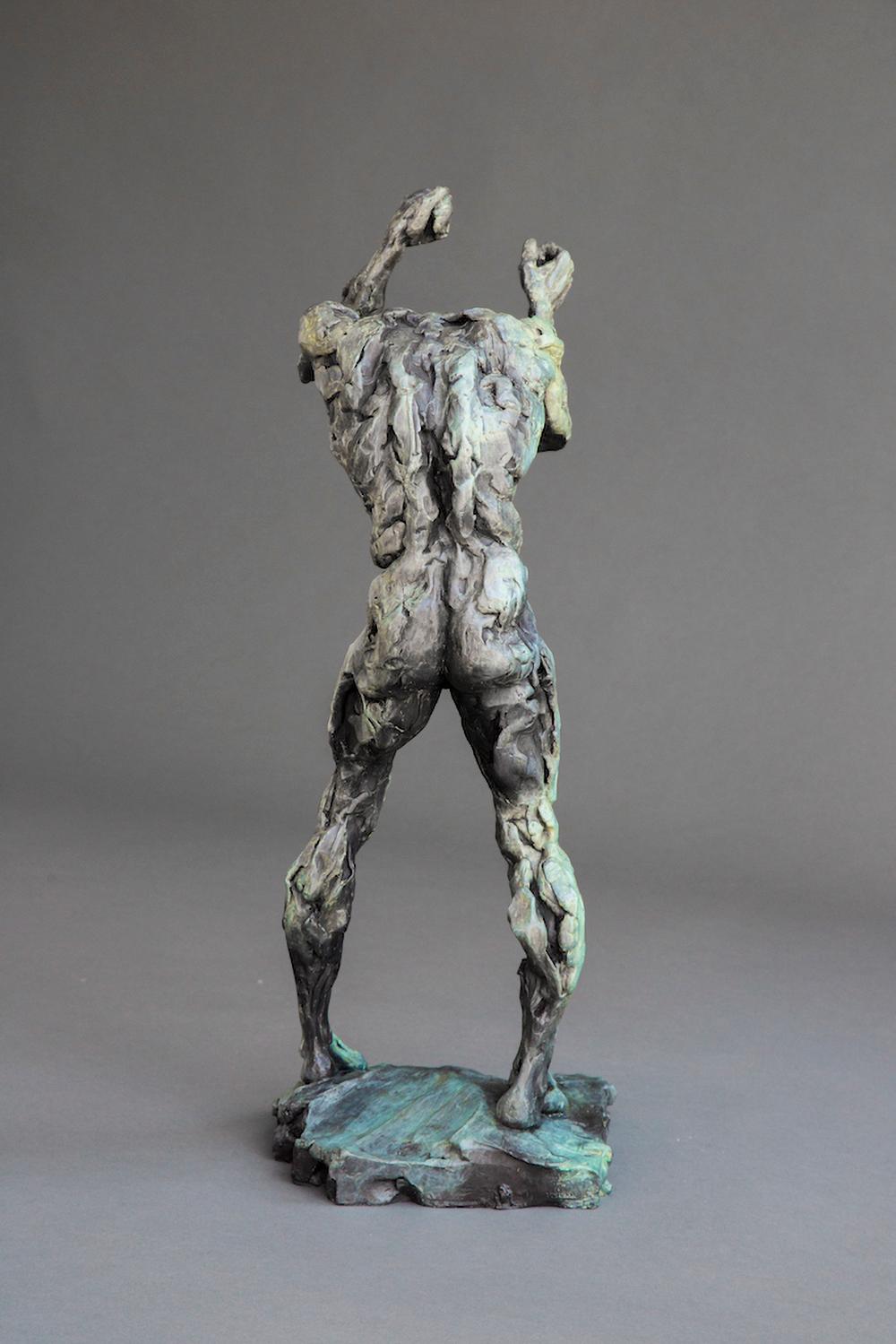 Diese kraftvolle Bronzeskulptur eines stehenden männlichen Aktes mit erhobenen Fäusten und gesenktem Kopf stammt von dem kanadischen Künstler Richard Tosczak. Bekannt für seine schönen figurativen Arbeiten, beginnen Tosczaks Werke mit schnellen,