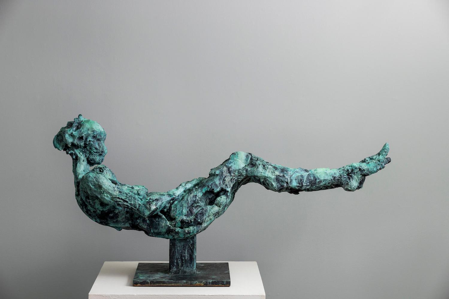 Esta gran estatuilla de bronce de un desnudo recostado con las piernas extendidas, los brazos recogidos y esforzándose por incorporarse fue creada rápidamente con gestos que rozan la abstracción. El formalismo moderno y dinámico que se aleja del
