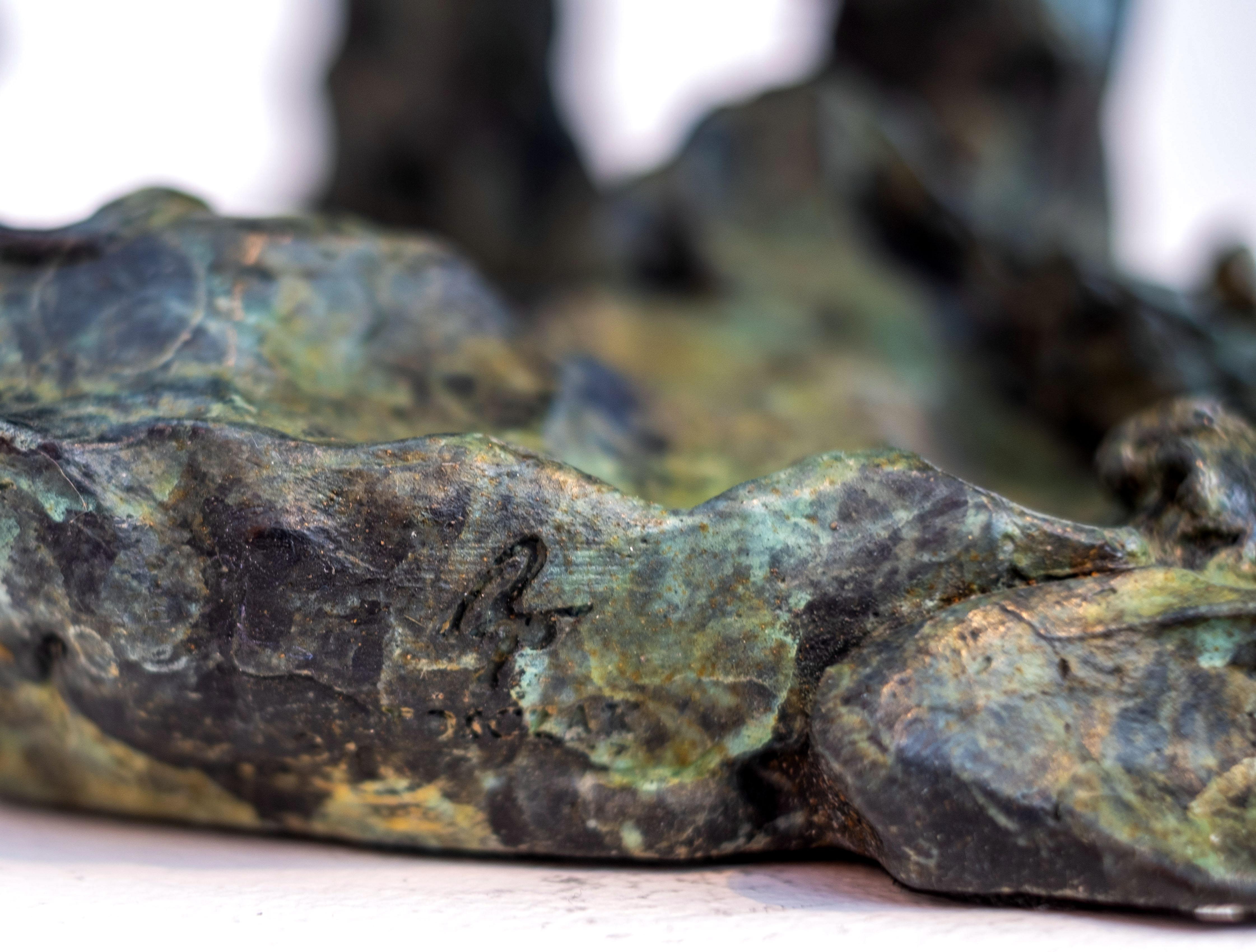 Elefantentraum – Jagd nach Tigern 3/8 – Bronzeskulptur auf Tischplatte im Angebot 2