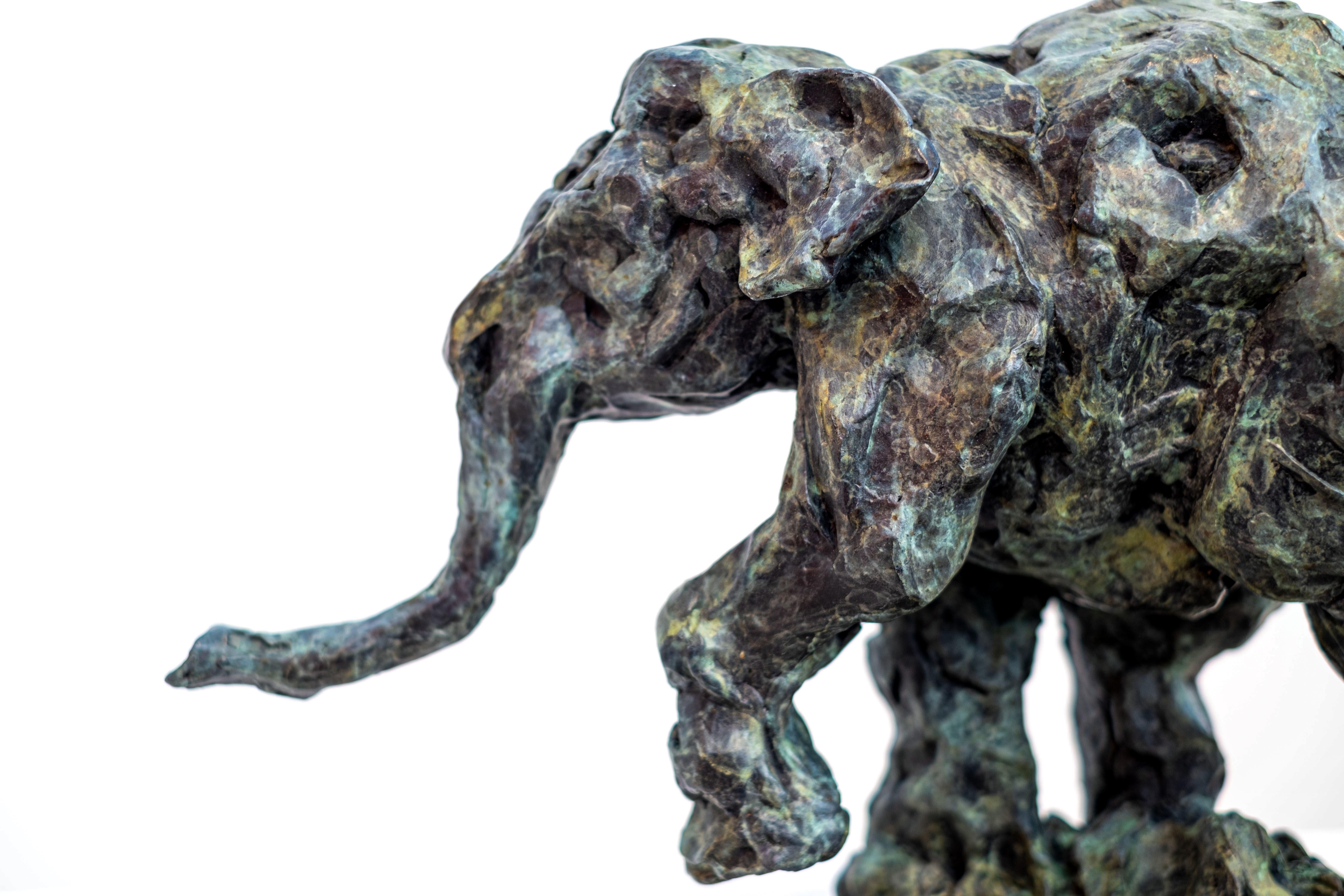 Elefantentraum – Jagd nach Tigern 3/8 – Bronzeskulptur auf Tischplatte im Angebot 3