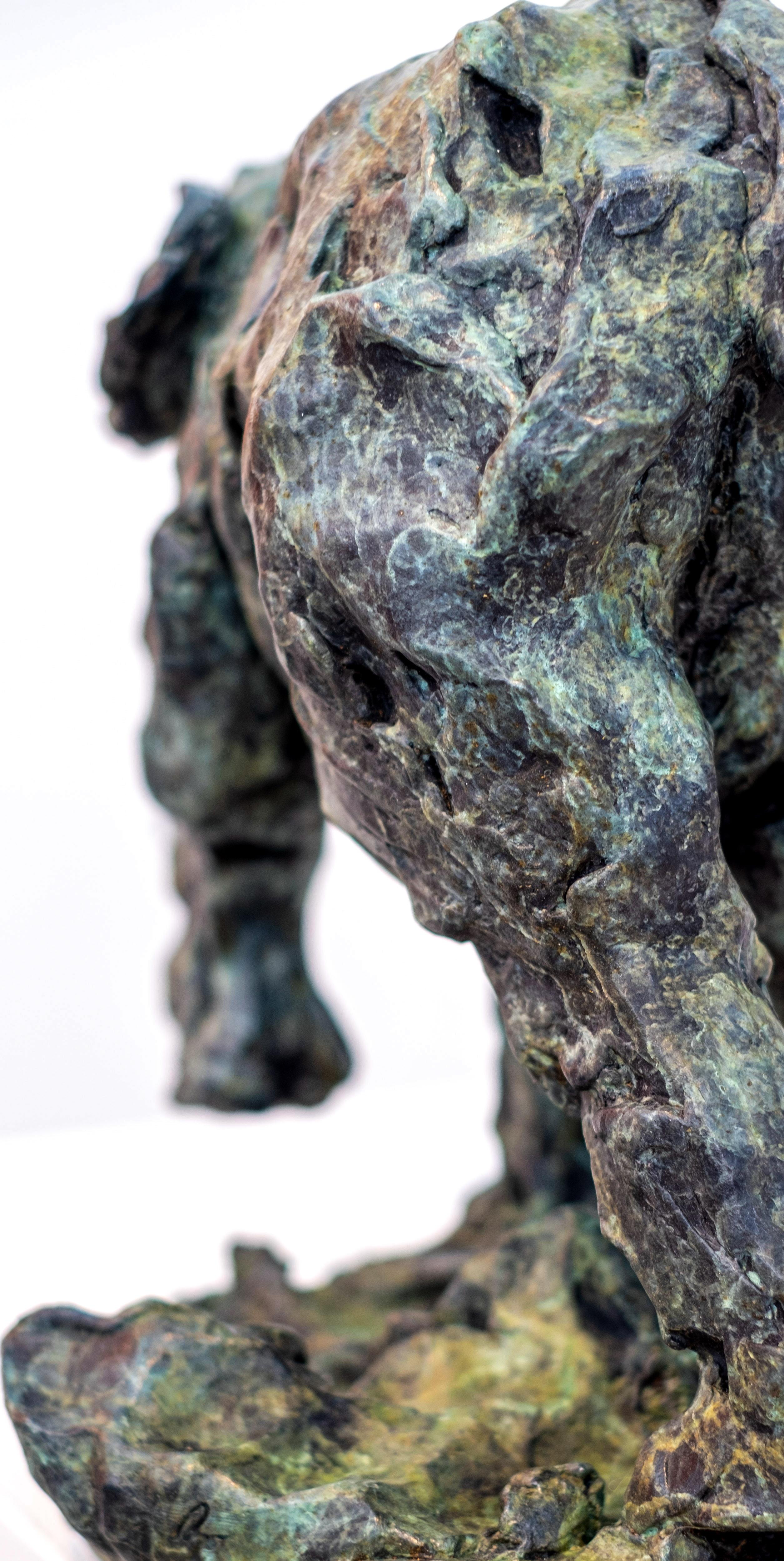 Elefantentraum – Jagd nach Tigern 3/8 – Bronzeskulptur auf Tischplatte im Angebot 4