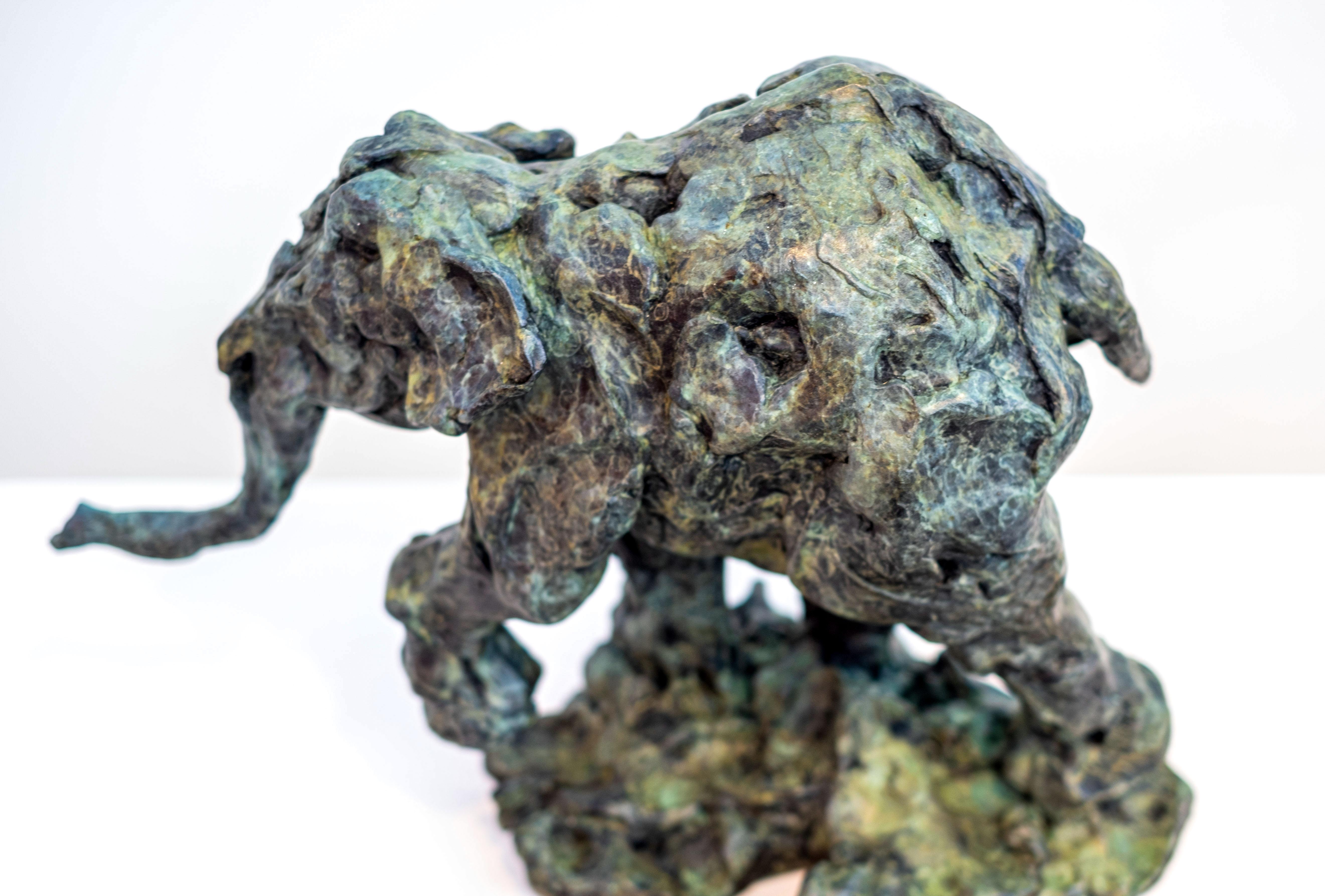 Elefantentraum – Jagd nach Tigern 3/8 – Bronzeskulptur auf Tischplatte im Angebot 5