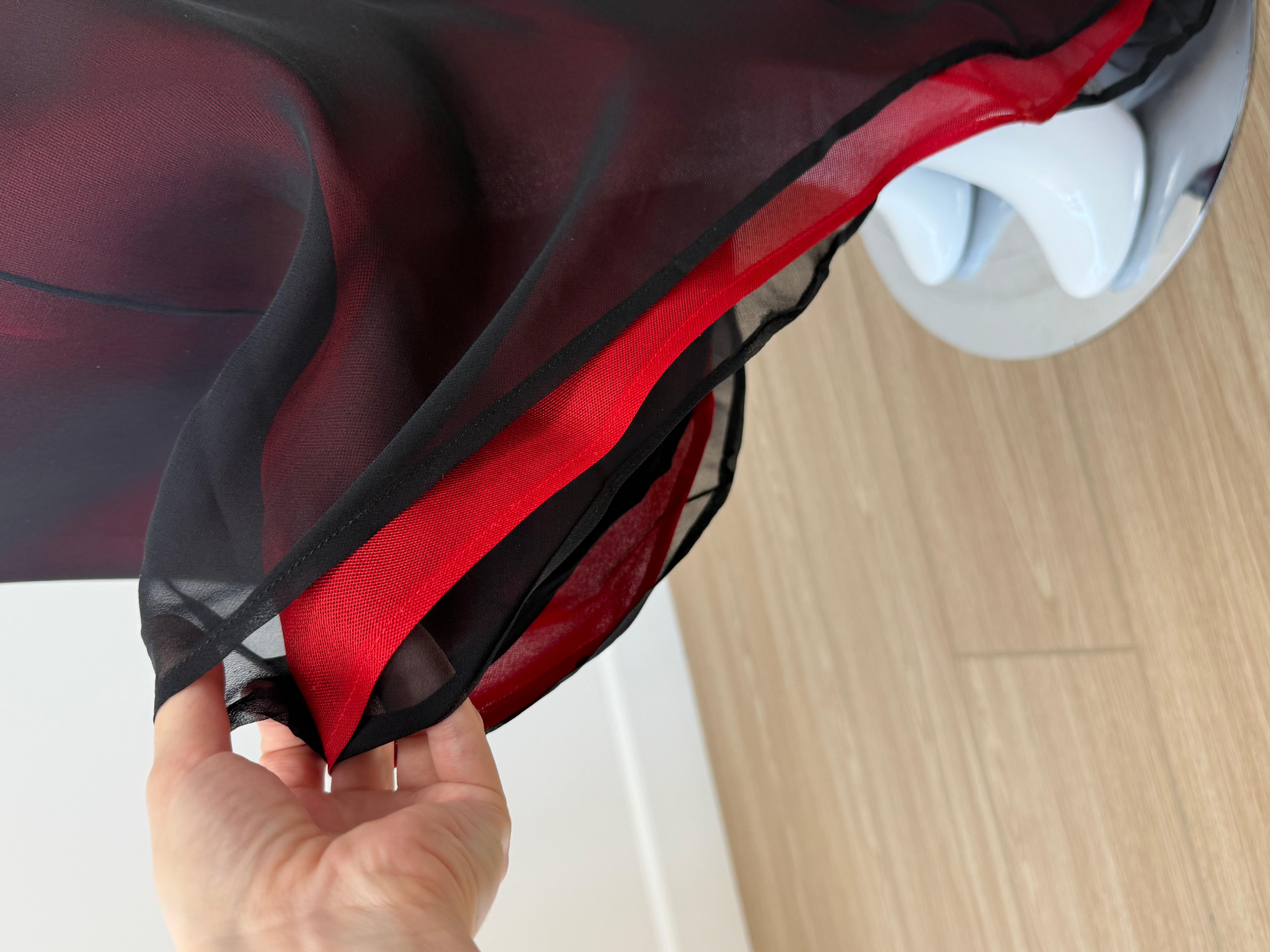 Richard Tyler Couture
Vintage
FW98
Style du défilé
3 couches de noir et de rouge
Extrêmement unique, vous ne trouverez pas cela ailleurs.
Il a l'air fou sur une personne réelle, mon mannequin ne lui rend pas justice, vous ne serez pas déçu.
Peut