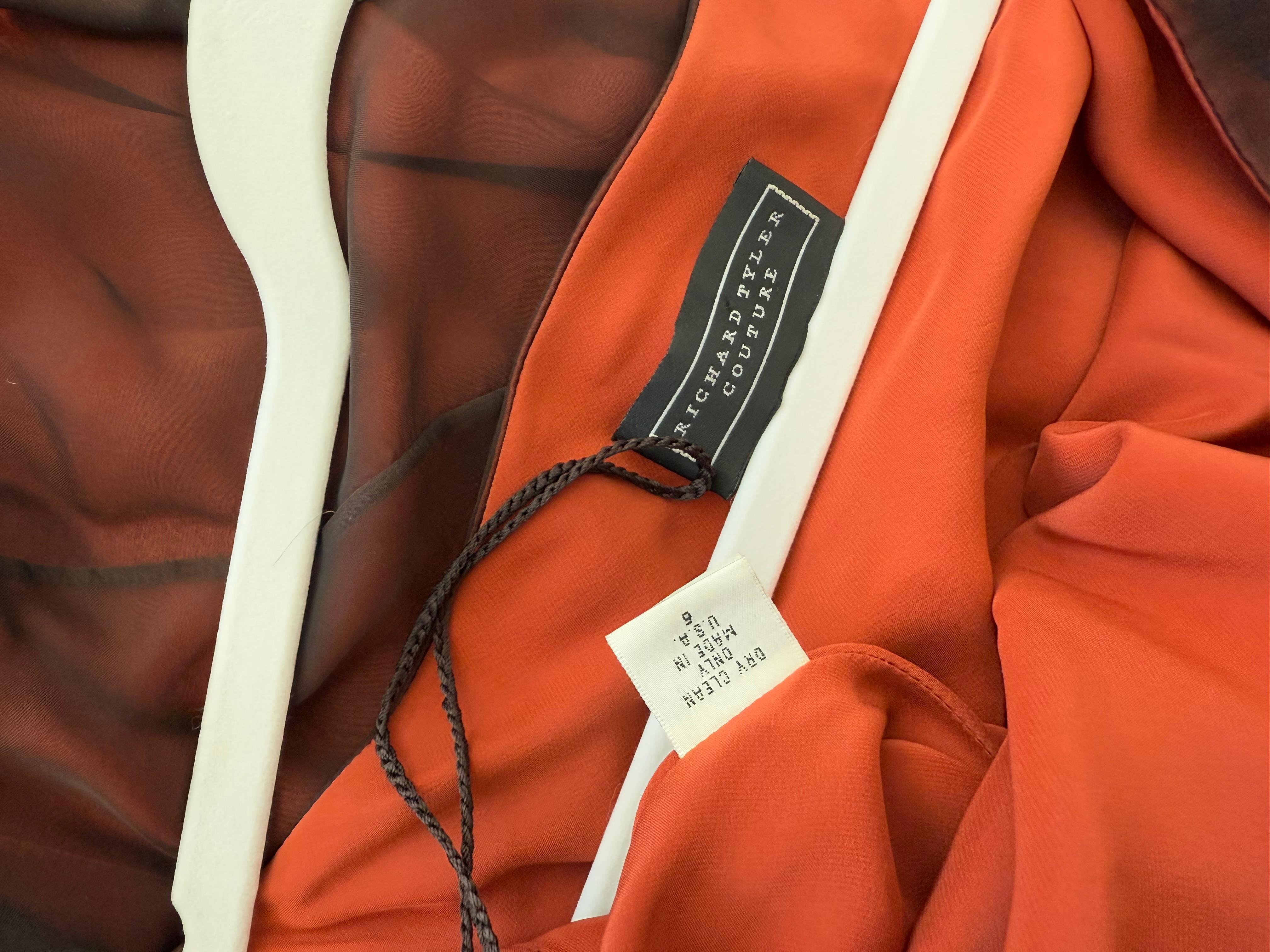 Richard Tyler Couture
Vintage
1990's
100% soie
Soie orange avec superposition de soie noire transparente
La soie noire est recouverte de petites perles de verre orange foncé.
Col bénitier avec poids pour rester en place
Pullover
Taille 6