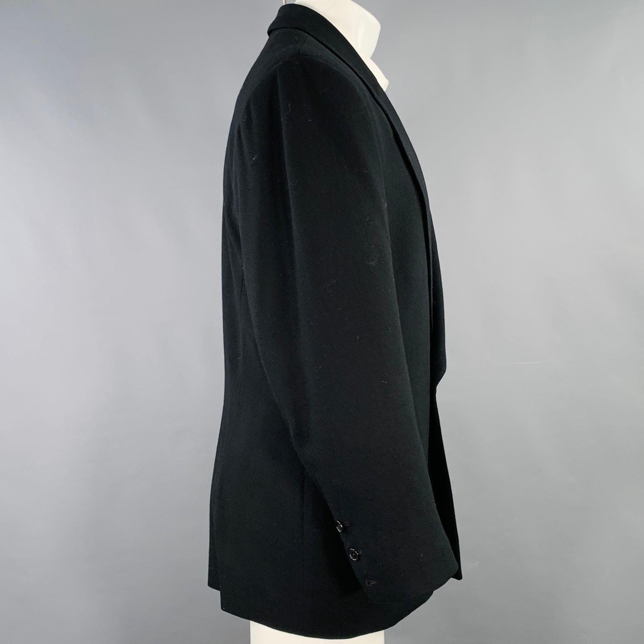 Manteau de sport vintage RICHARD TYLER
en crêpe de laine noire, avec un revers à cran, un dos sans aération et une fermeture à bouton unique. Fabriqué aux Etats-Unis. Excellent état. 

Marqué :   40 

Mesures : 
 
Épaule : 19 pouces Poitrine : 40