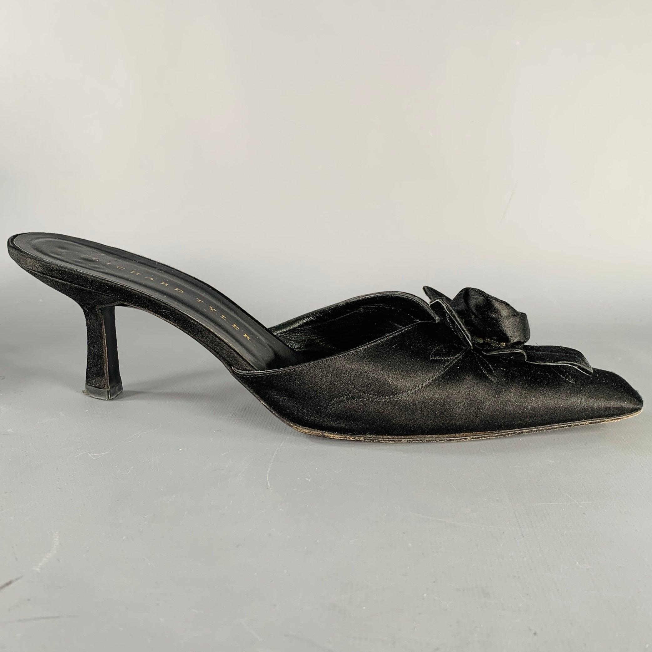 RICHARD TYLER sandalias
en satén negro, estilo mules con adornos florales y tacones de gatito. Made in Italy. Muy buen estado de conservación. 

Marcado:   9,5 MTacón: 5,5 cm 
  
  
 
Referencia Sui Generis: 135537
Categoría: Sandalias
Más detalles
