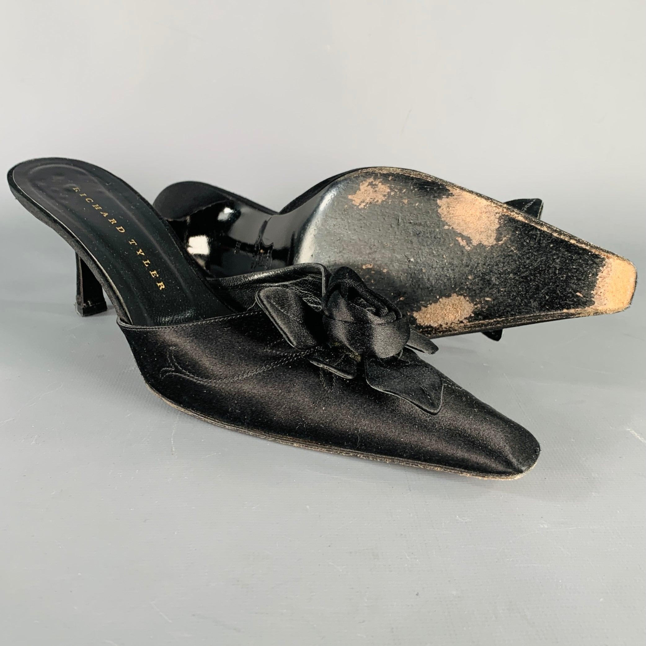 De las mujeres RICHARD TYLER Sandalias de satén negro con tacón de aguja floral talla 9,5