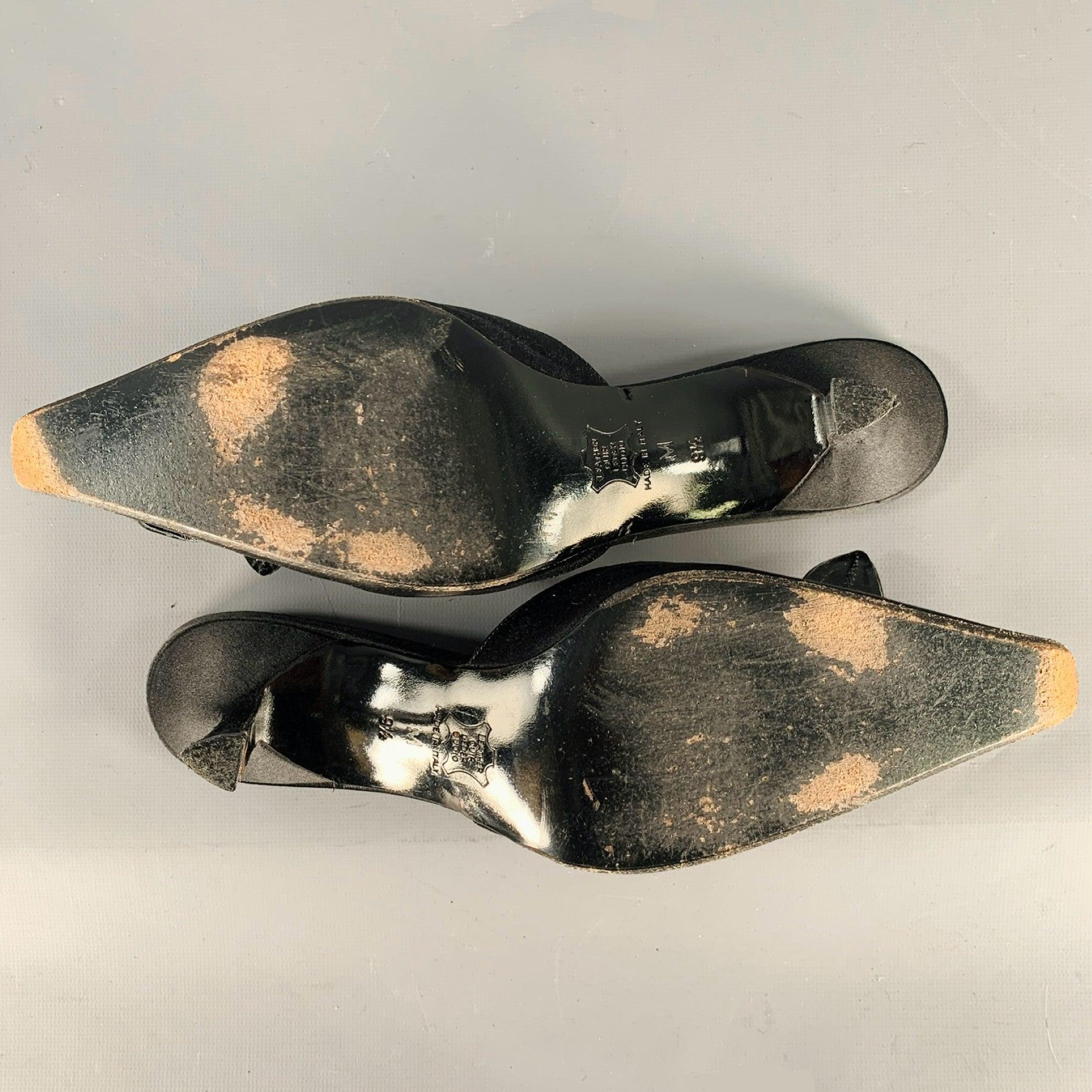 RICHARD TYLER Sandalias de satén negro con tacón de aguja floral talla 9,5 1