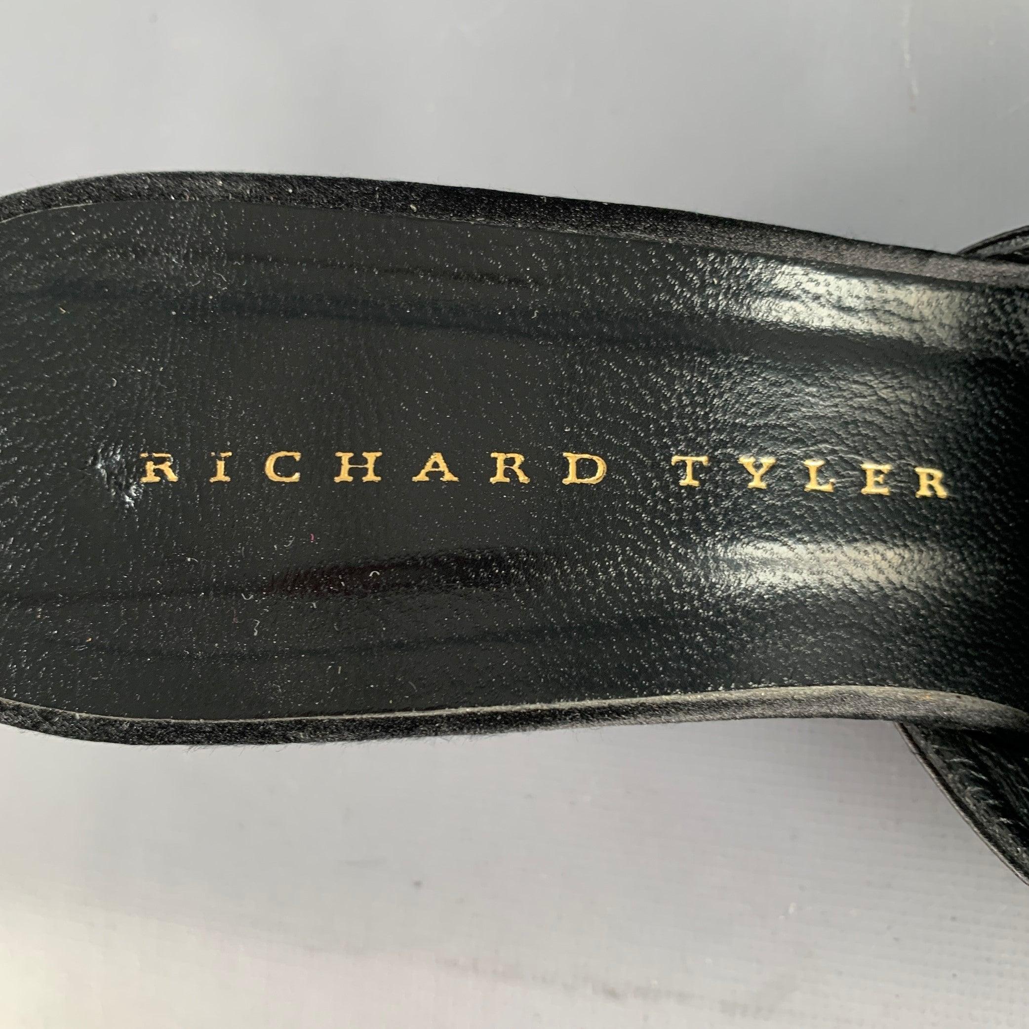 RICHARD TYLER Sandalias de satén negro con tacón de aguja floral talla 9,5 2