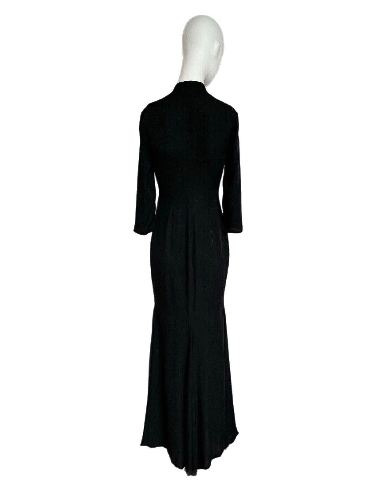 Richard Tyler
Vintage
100% silk
USA size 4
Excellent Condition
This jet black evening gown by Richard Tyler is so major. The oversized keyhole with self tie is so chic, and the back of the neckline hugs the neck so nicely. It's like a half mandarin