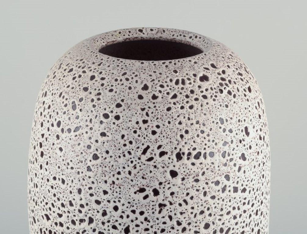 Richard Uhlemeyer (1900-1954), ceramista da studio tedesco. 
Grande vaso da terra in ceramica.
Smalto lavico.
1940s.
In perfette condizioni.
Contrassegnato.
Dimensioni: H. H. 40,5 cm x P. 26,0 cm.