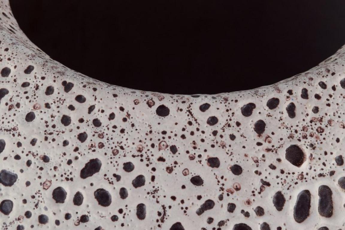 Richard Uhlemeyer (1900-1954), ceramista da studio tedesco. Grande vaso da terra in ceramica. In condizioni ottime in vendita a Copenhagen, DK