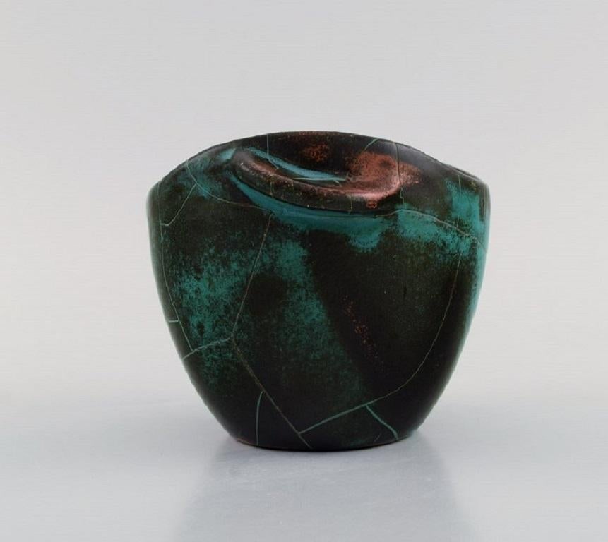 Richard Uhlemeyer (1900-1954), Germany. 
Vase / flowerpot in glazed ceramics. 
Beautiful crackle glaze in turquoise and dark shades. 1940s.
Measures: 14.5 x 10 cm.
In excellent condition.