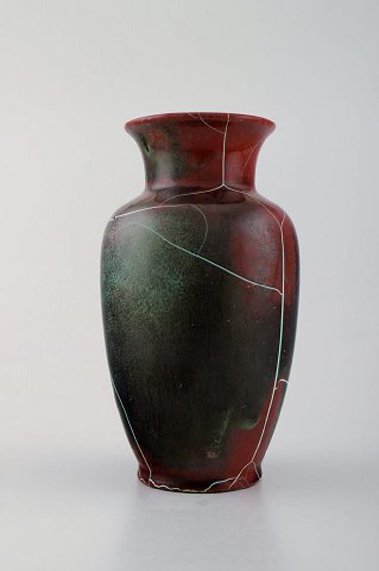 Richard Uhlemeyer, deutscher Keramiker.
Keramische Vase, schöne rissige Glasur in grün-roten Farbtönen.
Deutschland, 1950er Jahre.
Maße 19 cm. x 10,5 cm.
In perfektem Zustand.
Gestempelt.
