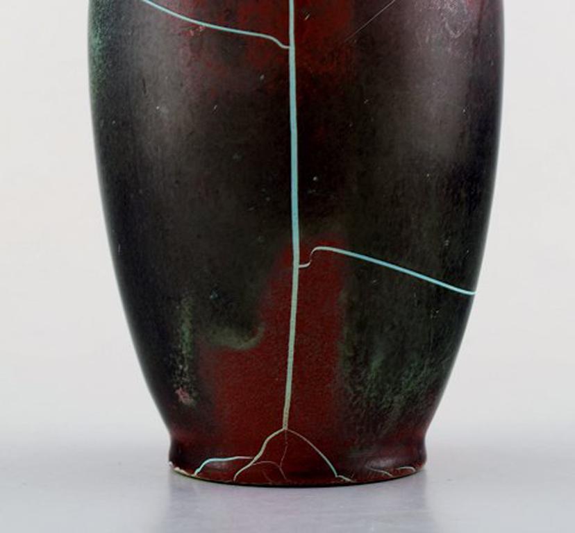 cracked vase