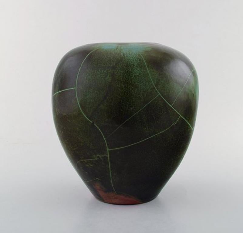 Richard Uhlemeyer, German ceramist.
Ceramic vase, beautiful cracked glaze in green shades.
Germany, 1940s-1950s.
Measures: 22 cm. x 21 cm.
In perfect condition.
Stamped.