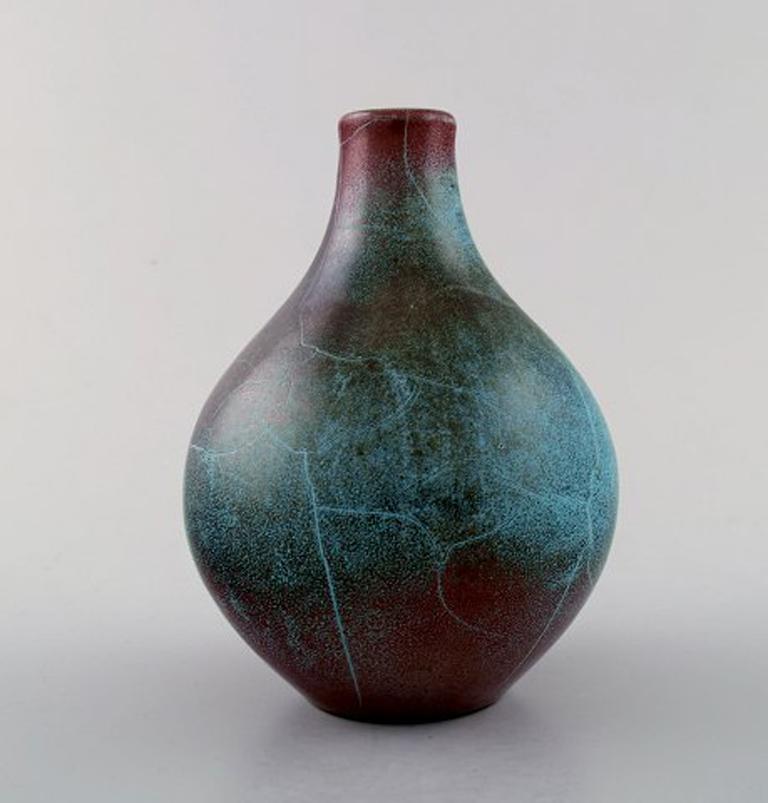 Richard Uhlemeyer, German ceramist.
Ceramic vase, beautiful cracked glaze in red green shades.
Germany, 1940s-1950s.
Measures: 13 cm x 11 cm.
In perfect condition.
Stamped.