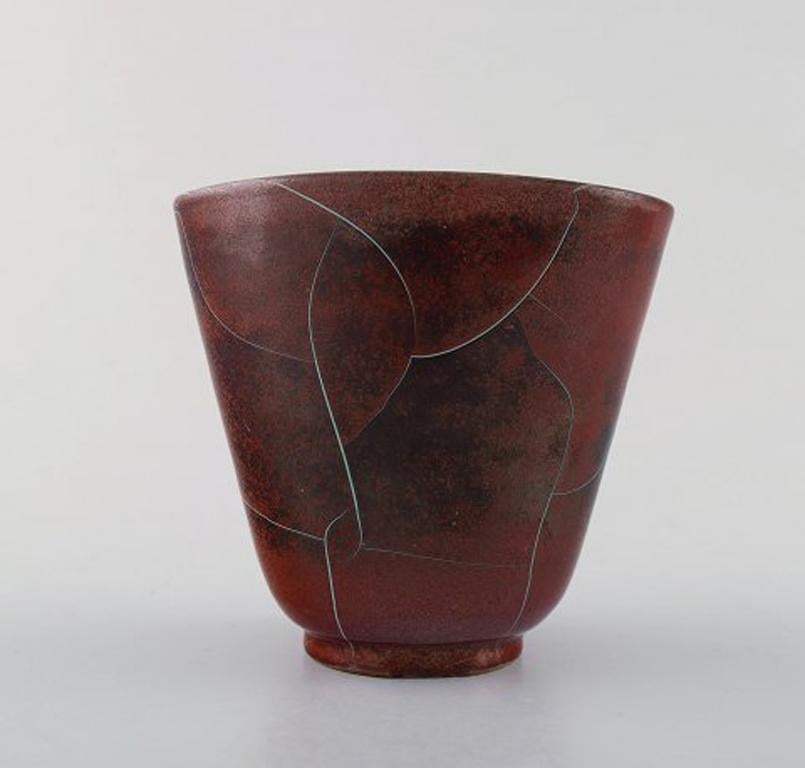 Richard Uhlemeyer, German ceramist.
Ceramic vase, beautiful cracked glaze in red shades.
Germany, 1940s-1950s.
Measures: 10 cm x 10 cm.
In perfect condition.
Stamped.