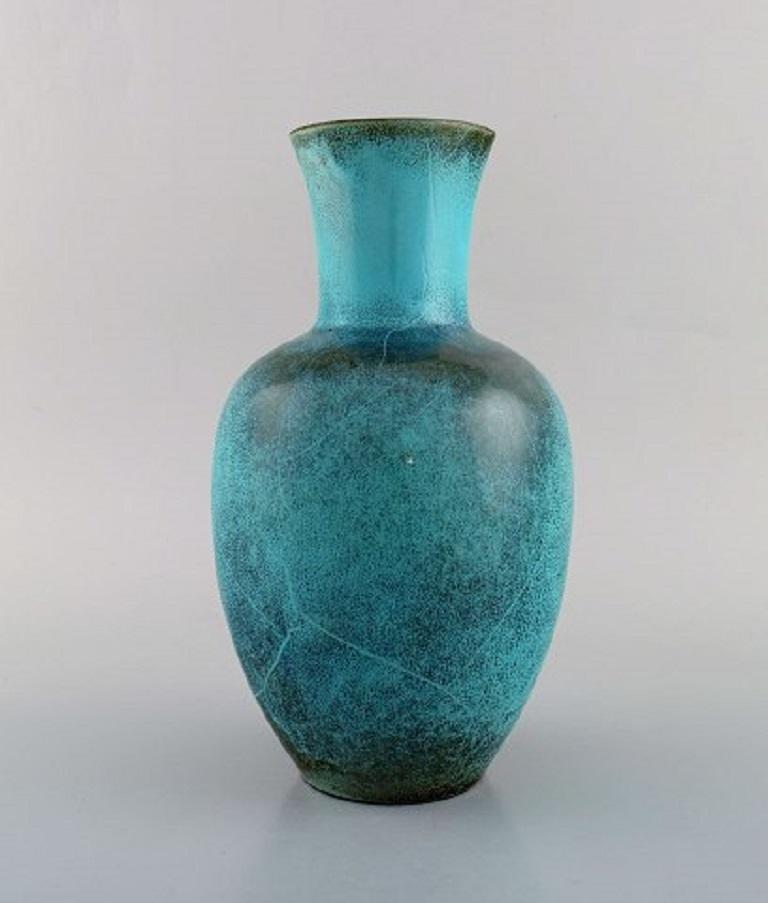 Richard Uhlemeyer, Germany. Vase in glazed ceramics. Beautiful crackled glaze in shades of turquoise, 1950s.
Measures: 24.5 x 14 cm.
In very good condition.
Stamped.