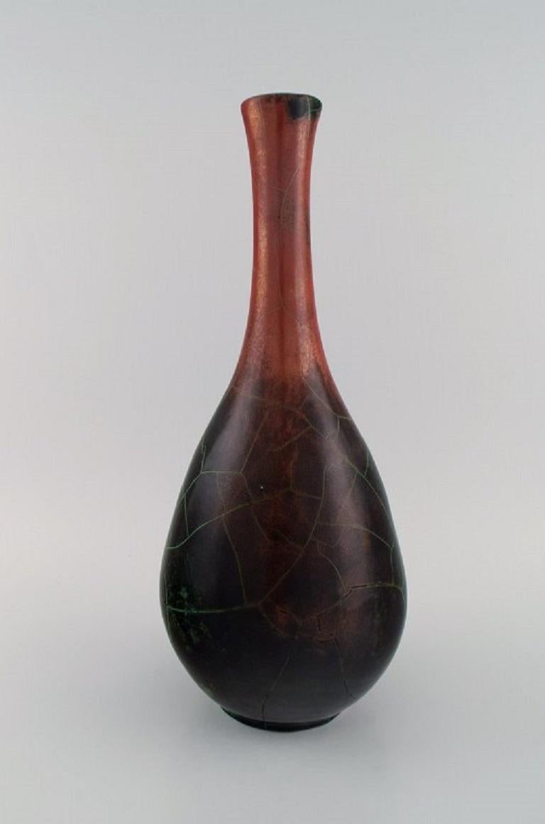 Richard Uhlemeyer, Germany. Vase in glazed ceramics. 
Beautiful crackled glaze in dark red and turquoise shades. 1950s.
Measures: 40 x 17 cm.
In excellent condition.
Stamped.