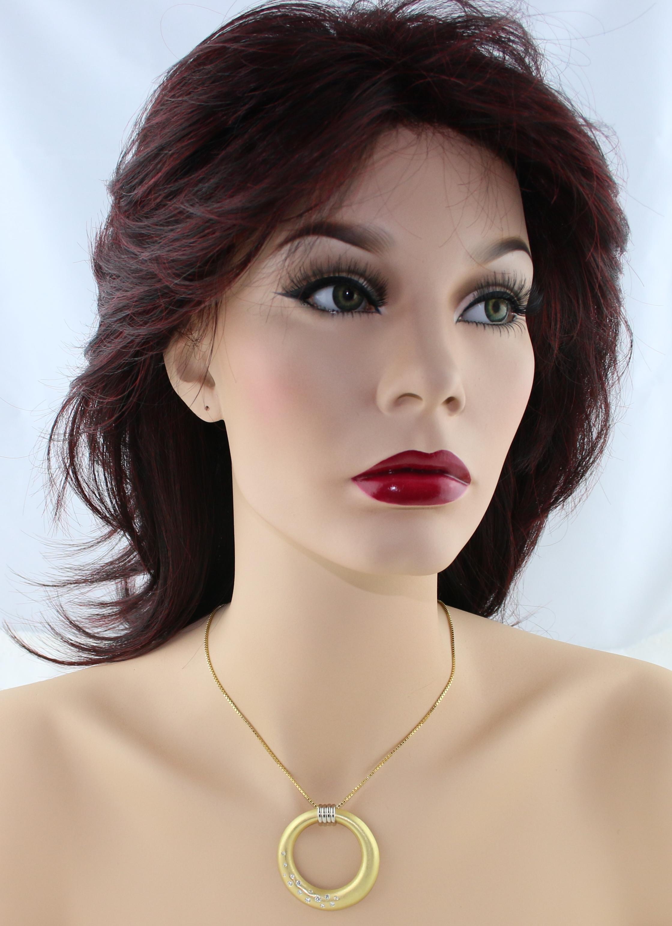 Ciondolo / Spilla astratta o modernista
Il ciondolo / spilla è di Richard W. Wise
Il ciondolo/spilla è in oro giallo e bianco 18 carati.
Ci sono 0,50 carati di diamanti F VS
Il ciondolo/spilla è firmato R.W. Saggio 18K
Il ciondolo/spilla misura