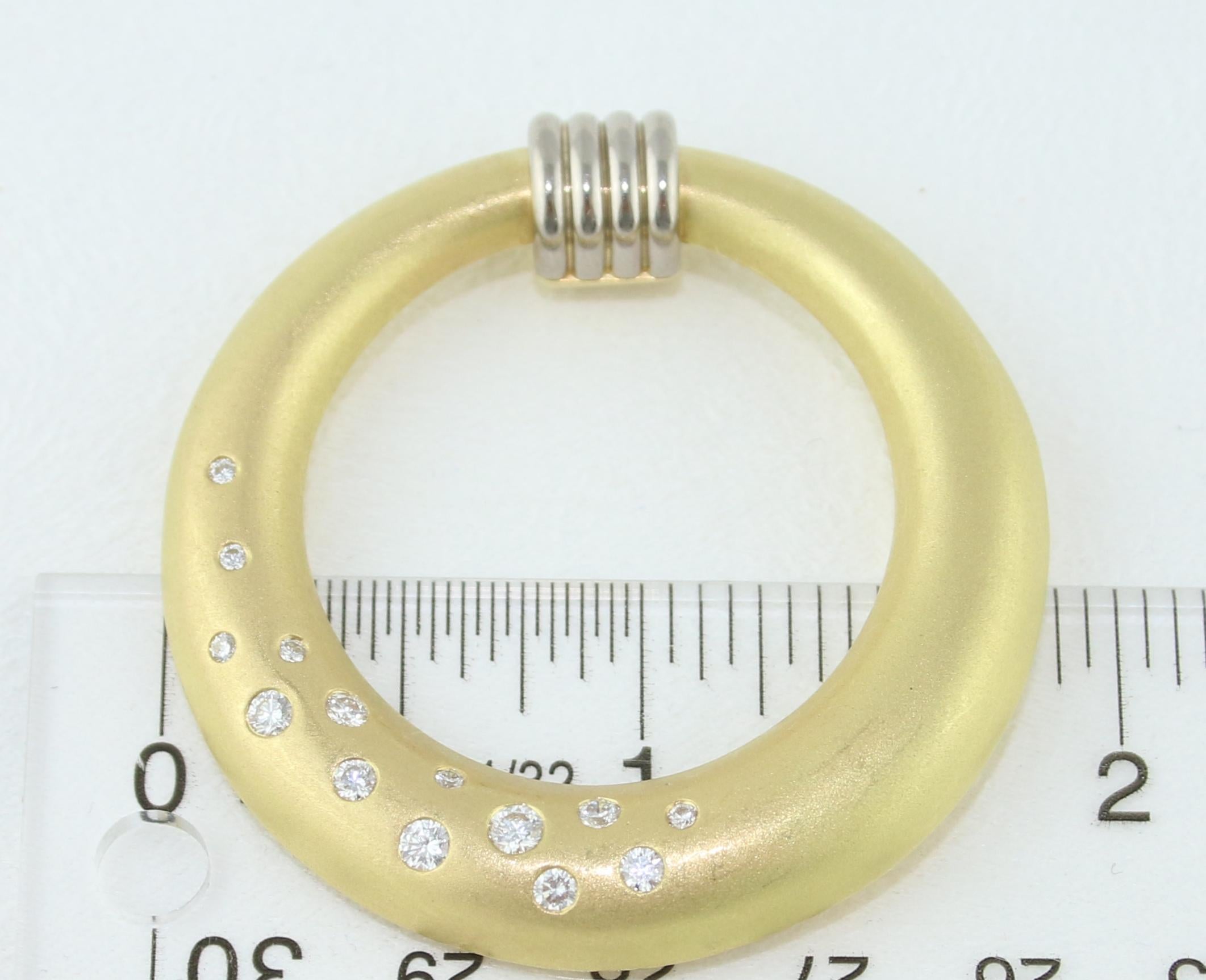 Taglio rotondo Spilla con ciondolo in oro con diamante da 0,50 carati di Richard W. Wise in vendita