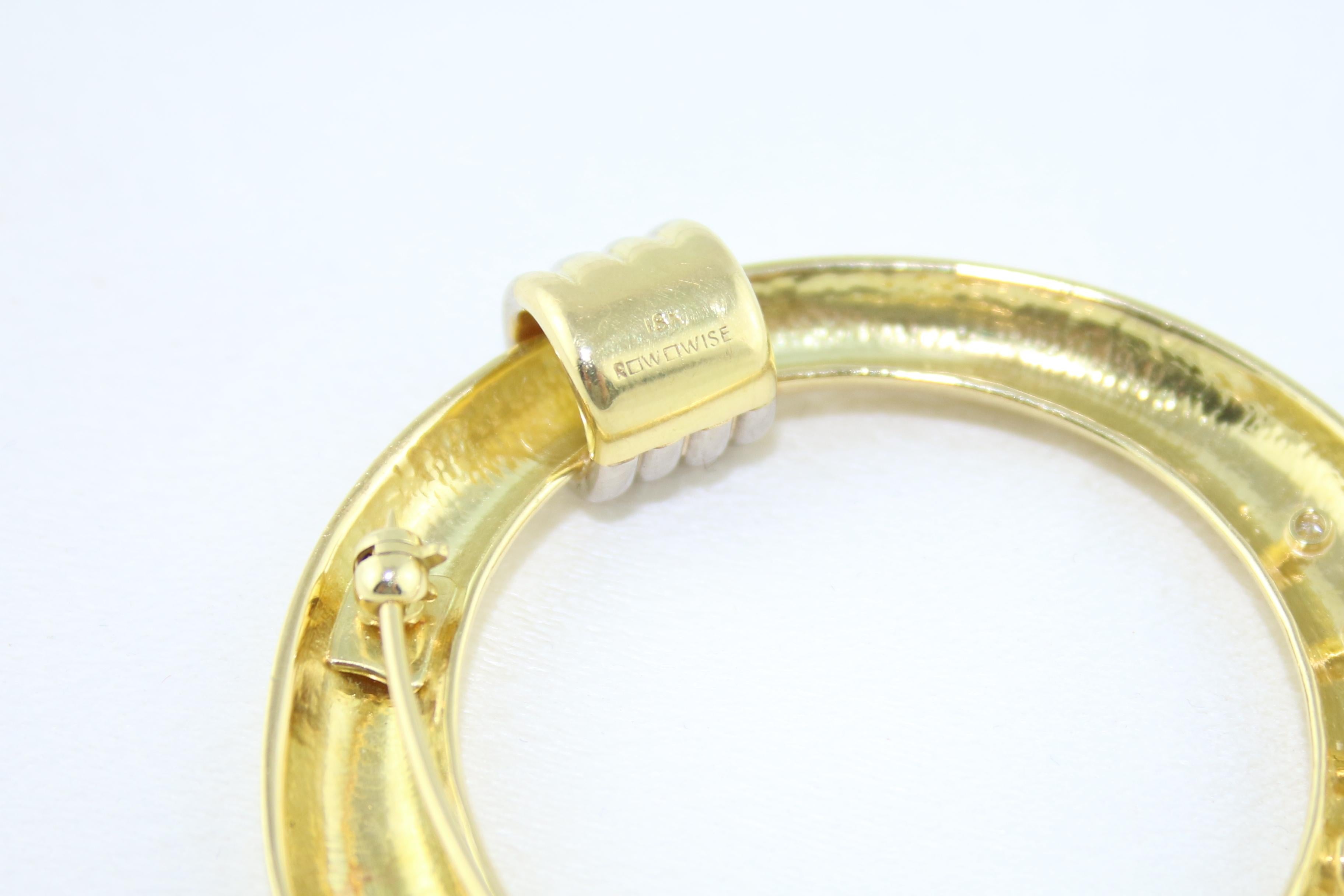 Donna Spilla con ciondolo in oro con diamante da 0,50 carati di Richard W. Wise in vendita