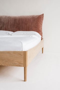 Letto con struttura e cuscini Richard Watson King in Oak con rivestimento in velluto rosa