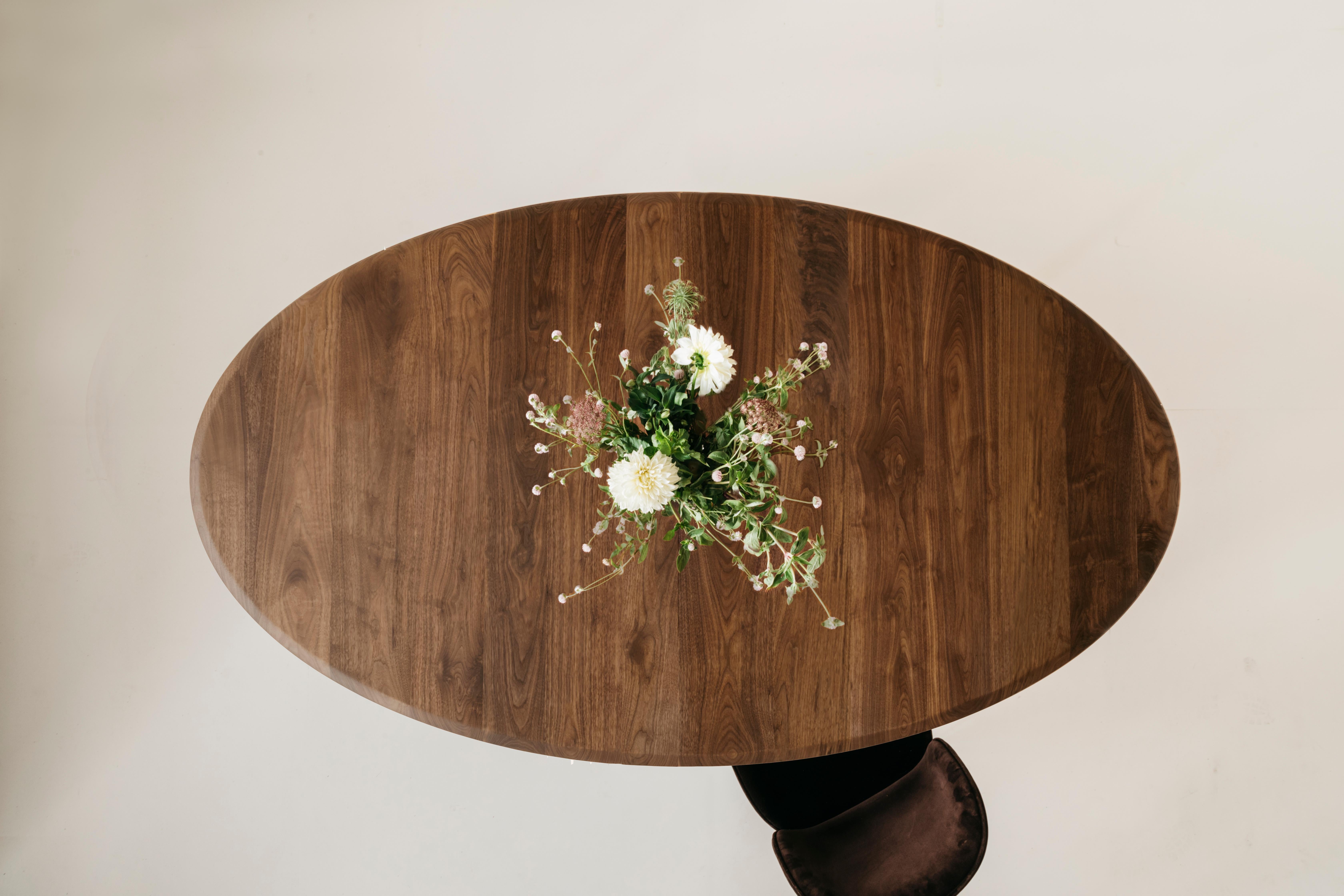 La table à manger ovale Richard Watson offre une forme confortable et intime pour dîner avec d'autres personnes. Cette table peut être rallongée à l'aide d'une rallonge lisse qui peut accueillir une feuille de 20 pouces.

Chaque pièce Richard