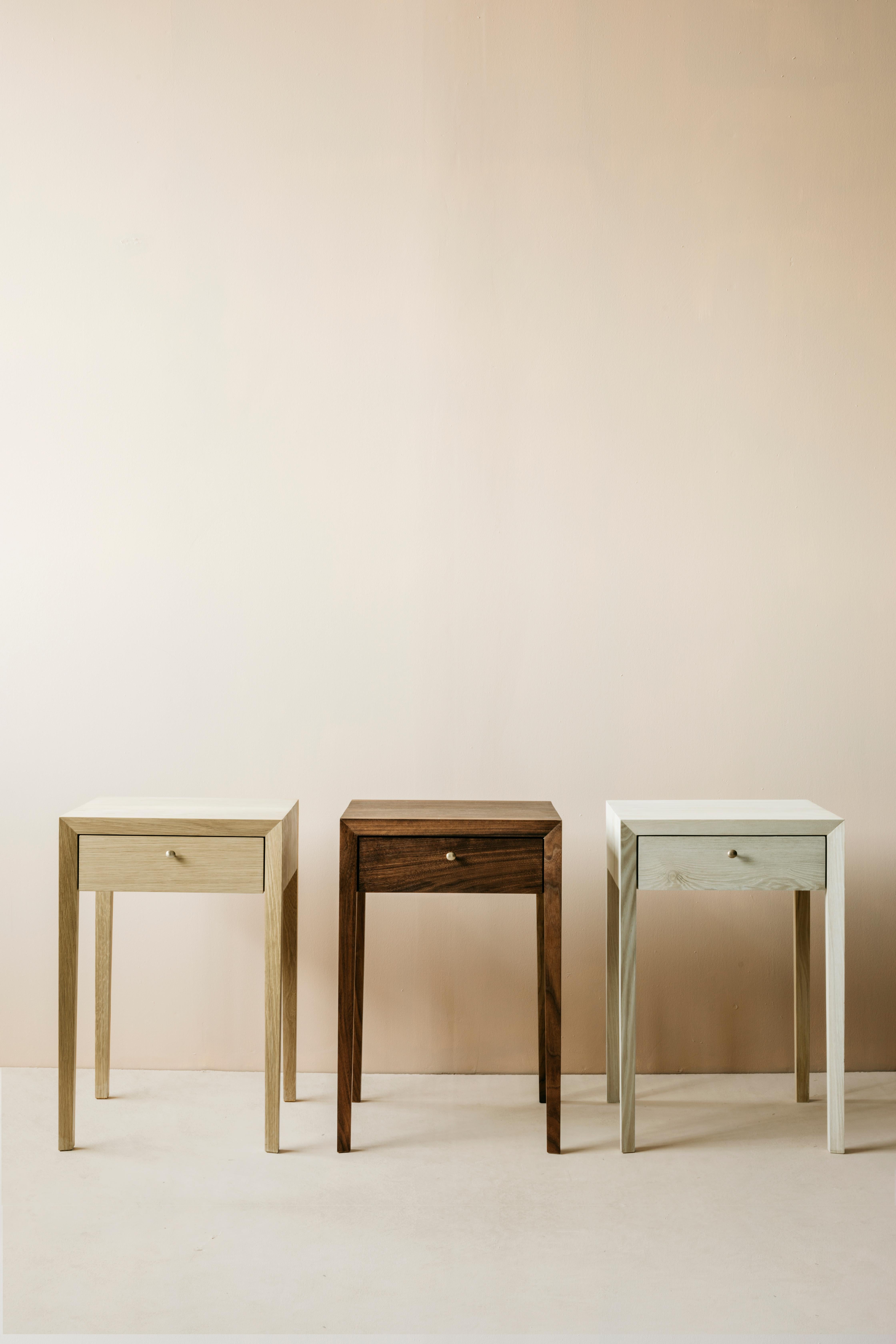 La table d'appoint Richard Watson a été conçue avec une attention méticuleuse aux détails - proportions soigneusement étudiées, planches sélectionnées à la main qui mettent en valeur les magnifiques mouvements et veinages de leurs bois durs,