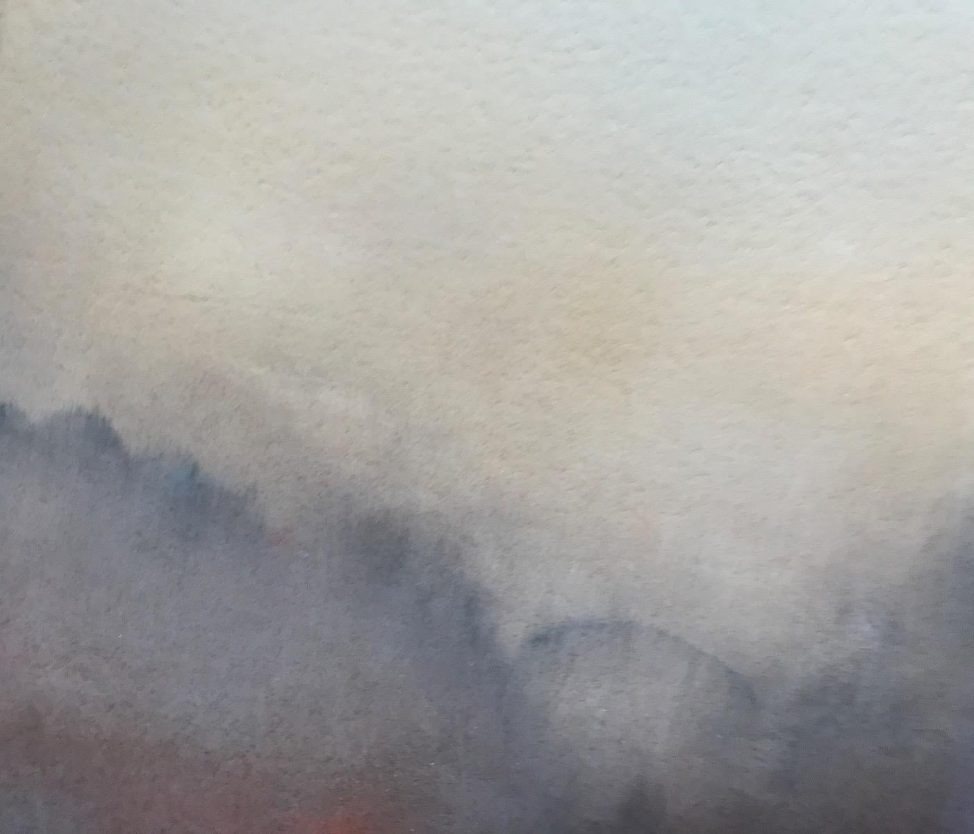 Unbearable Lightness I de Richard Whadcock est un magnifique paysage brumeux représentant un ciel translucide doré, des arbres translucides bruns et un soupçon d'arbres rouille orangée, donnant à la peinture un aspect sombre et