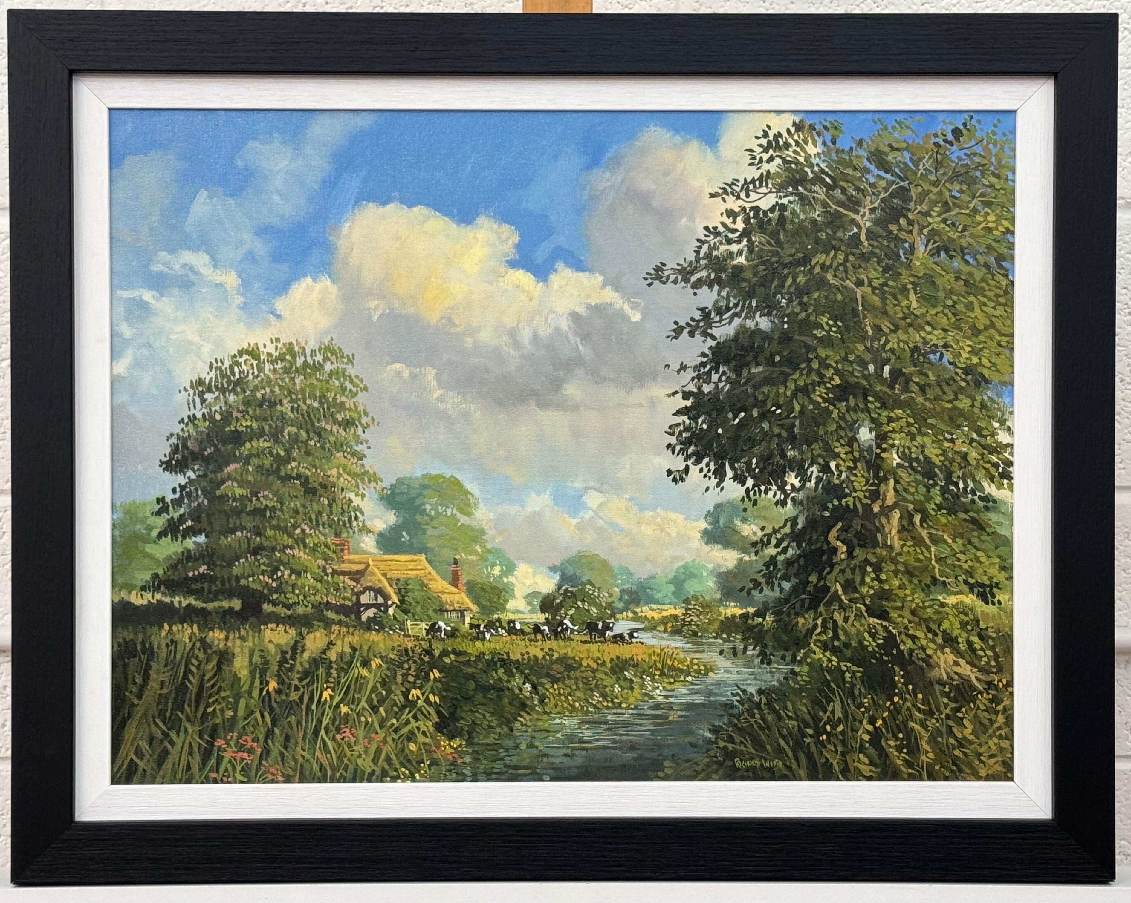 Quadro di campagna inglese con cottage con tetto di paglia, fiume e mucche al pascolo in vendita 9